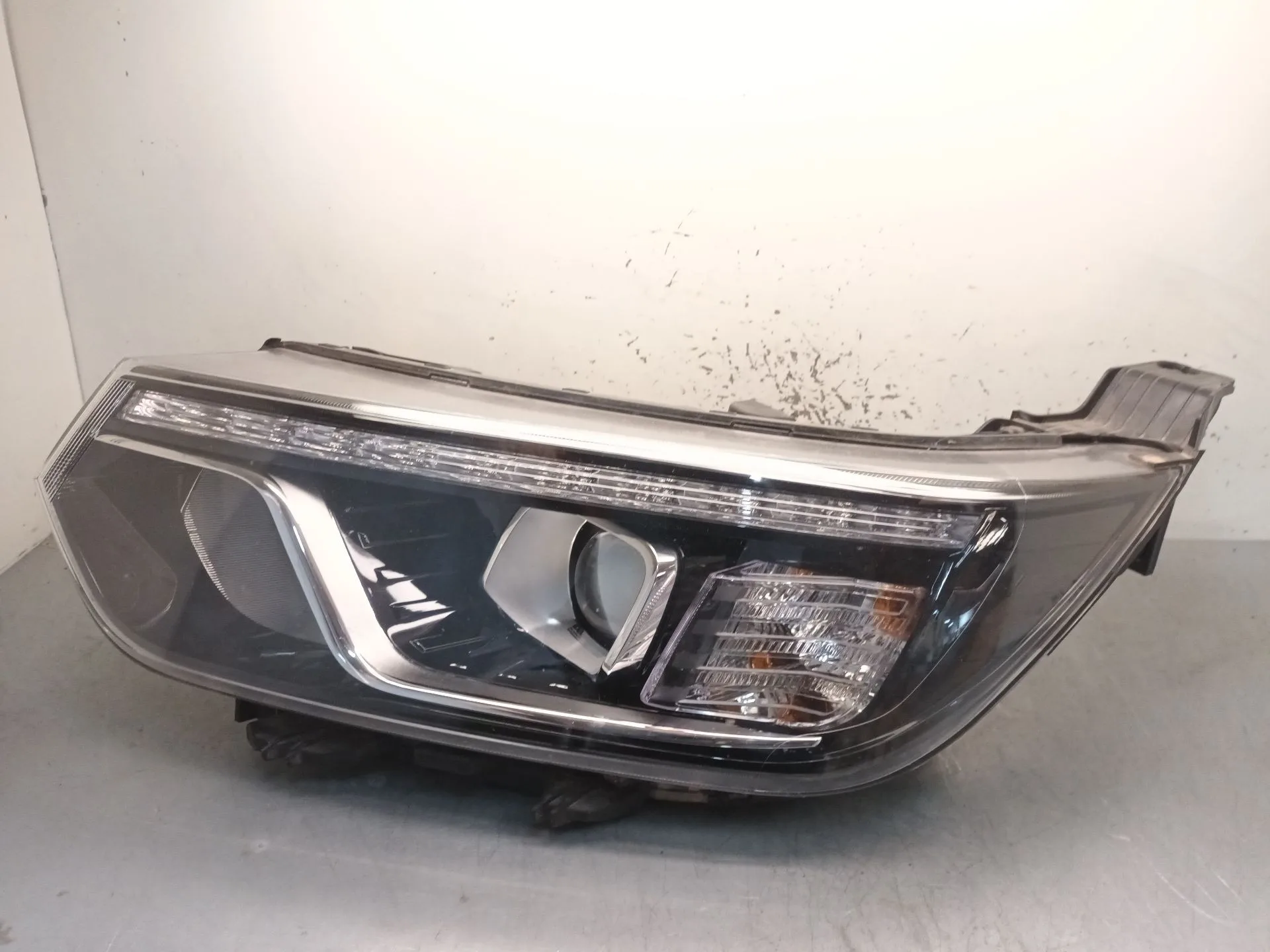 Faro Izquierdo para Ssangyong Tivoli