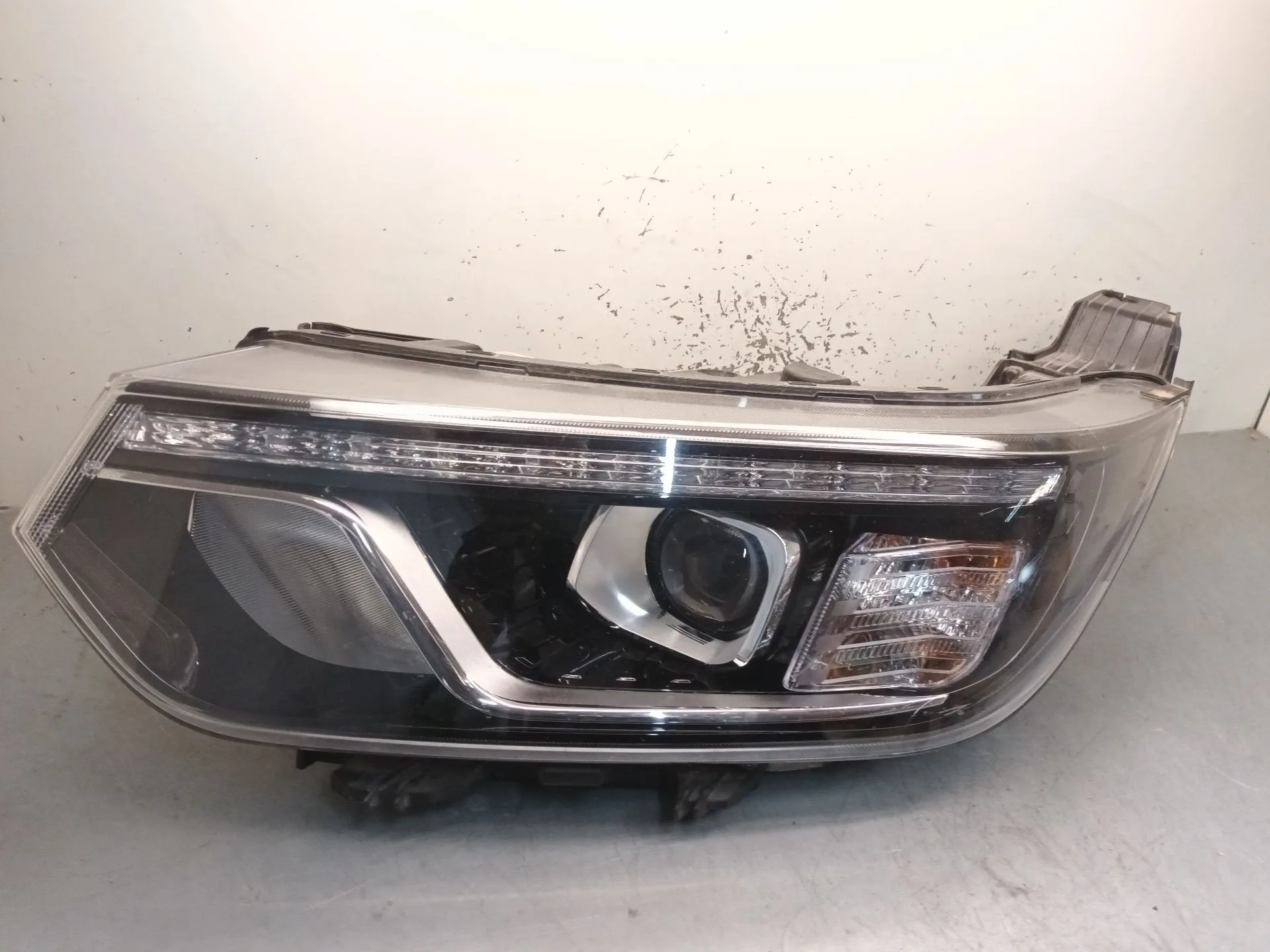 Faro Izquierdo para Ssangyong Tivoli