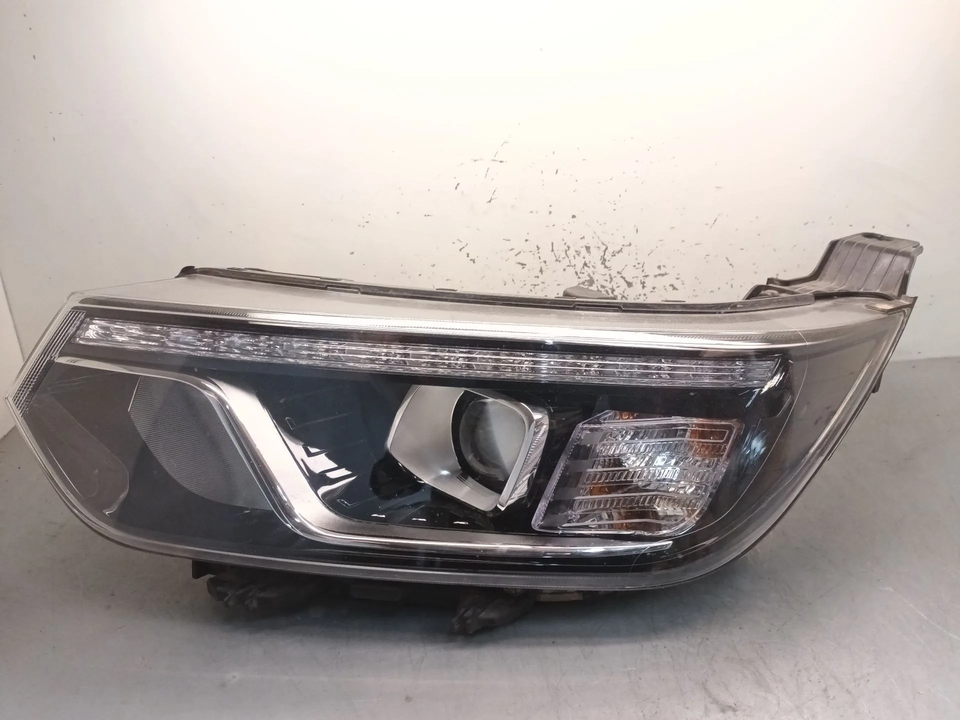 Faro Izquierdo para Ssangyong Tivoli