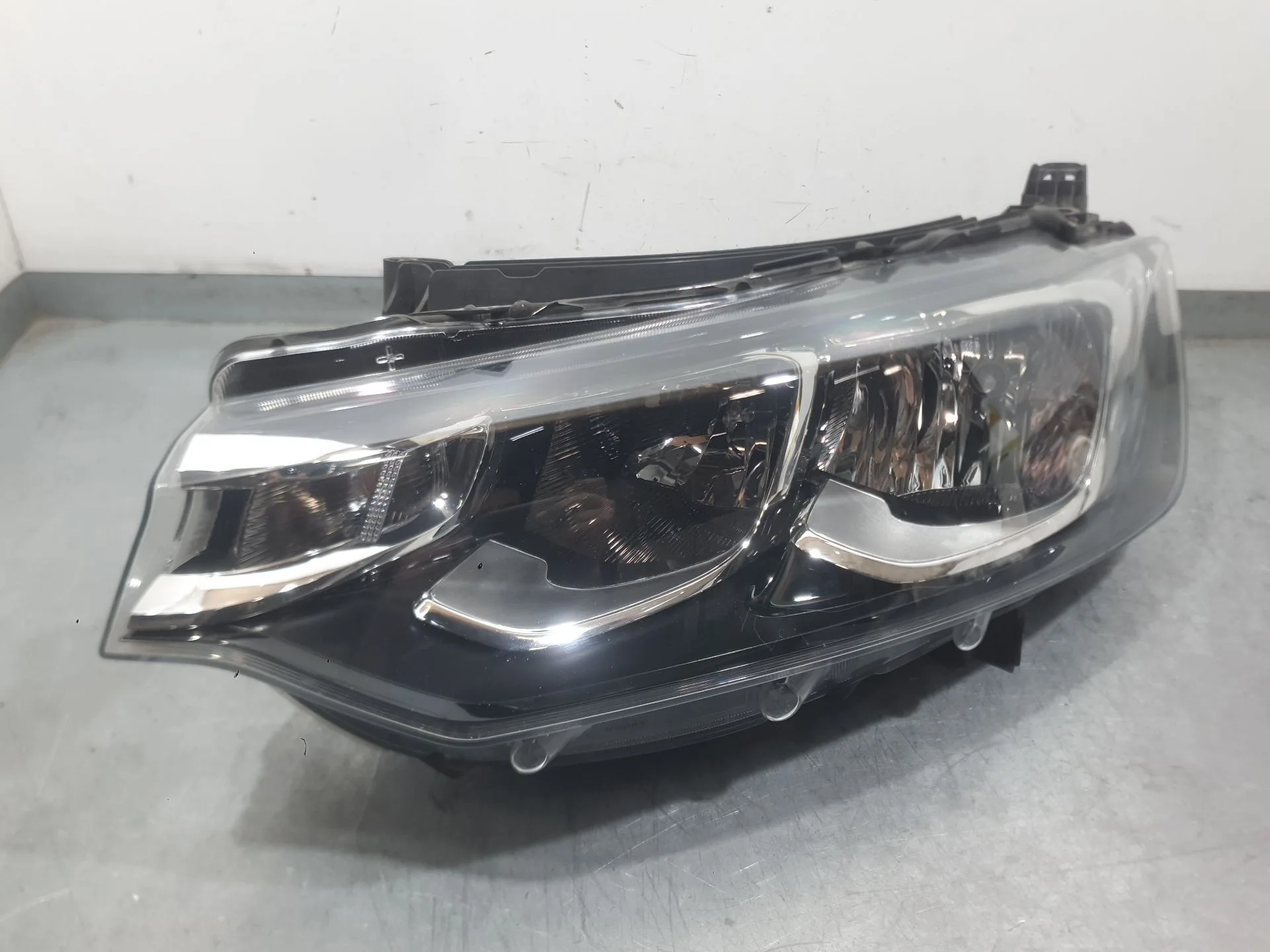 Faro Izquierdo para Citroën C-Elysee (Dd_)
