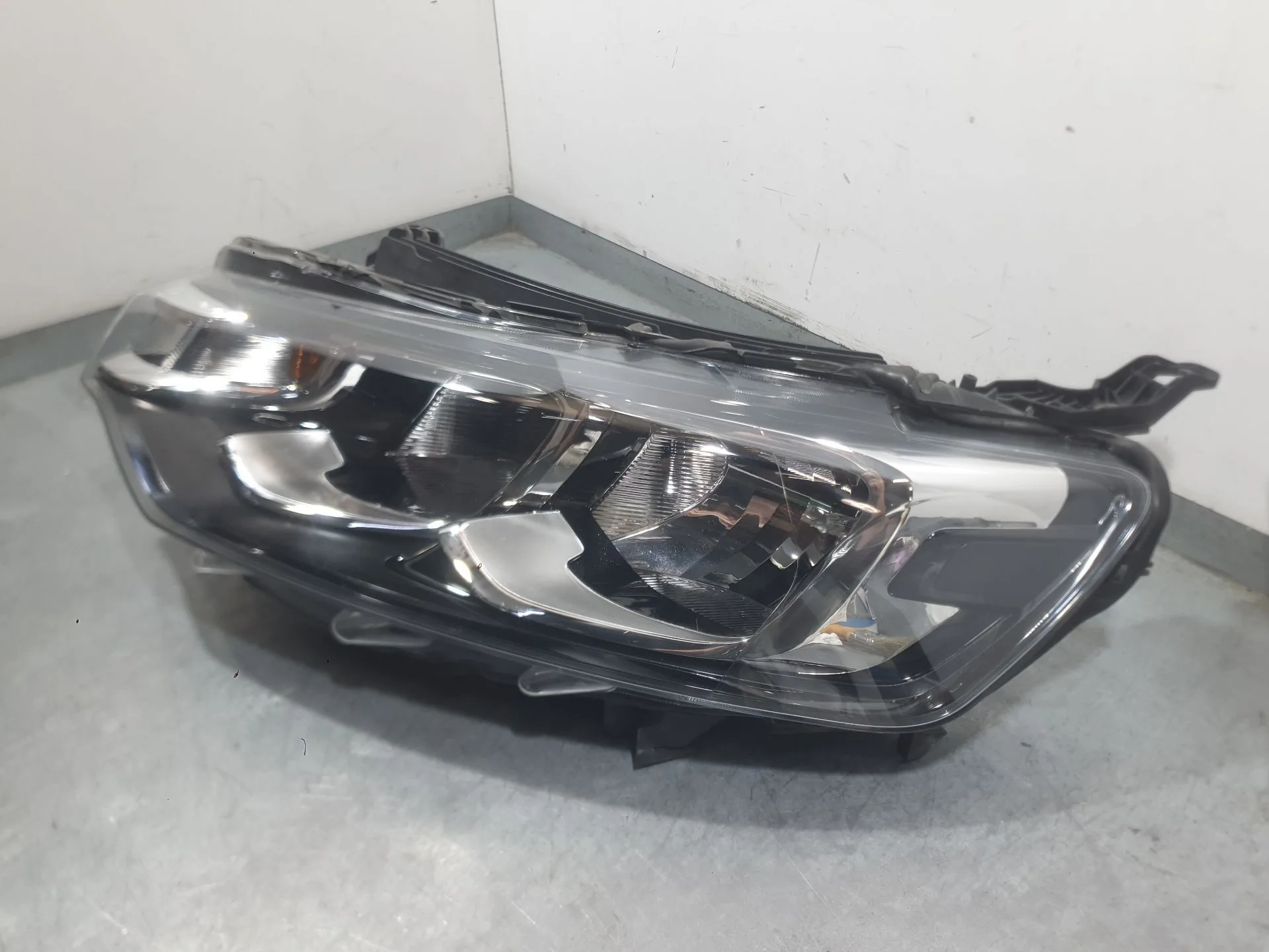 Faro Izquierdo para Citroën C-Elysee (Dd_)