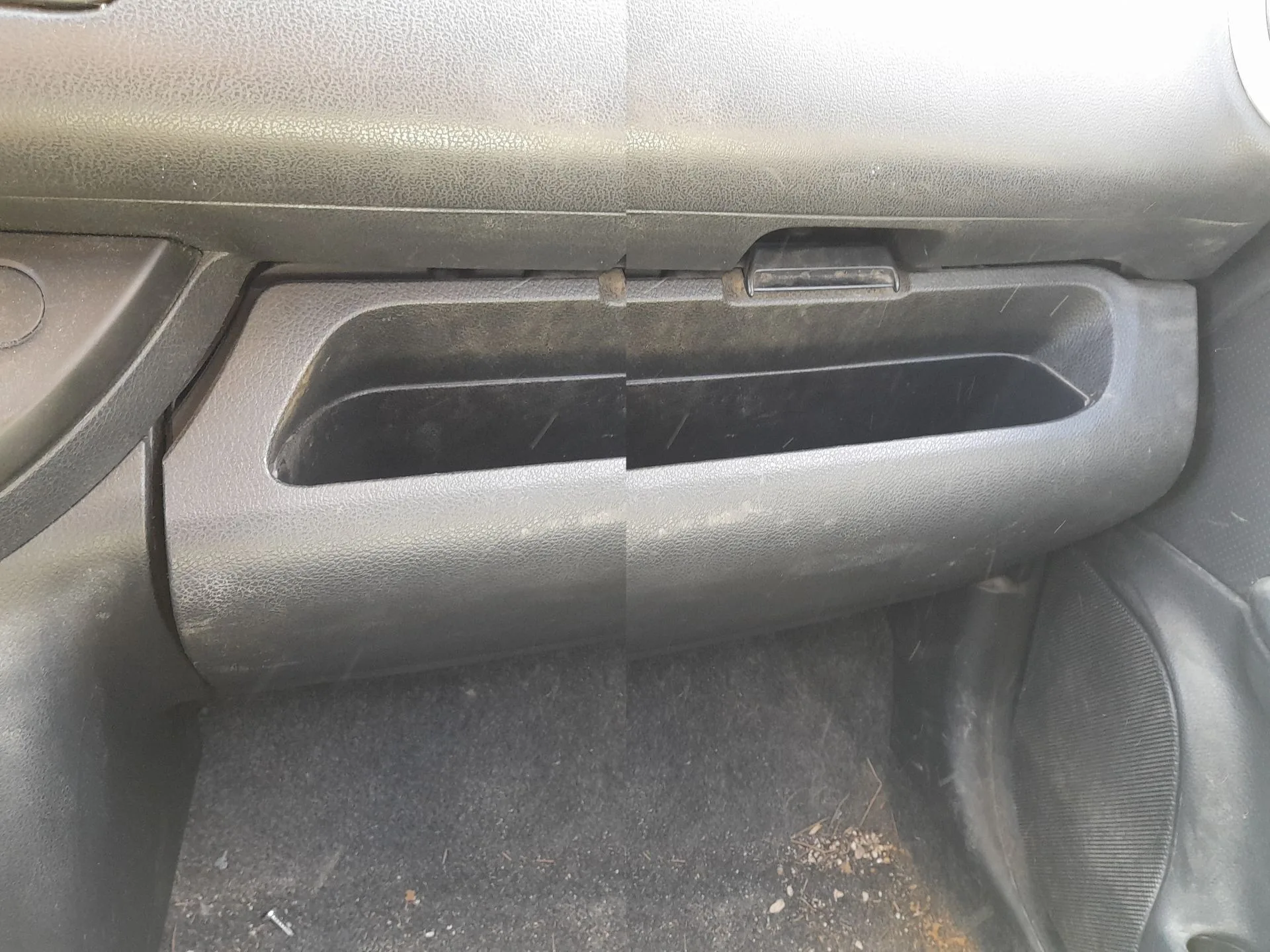Guantera para Nissan Note (E12)