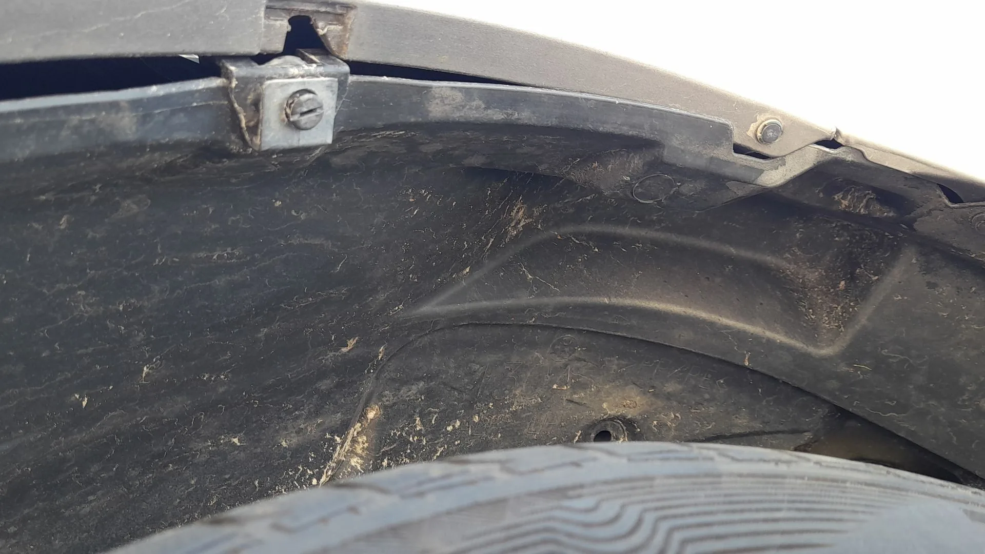 Plastico Pase Rueda Del. Izq. para Toyota Auris (_E18_)