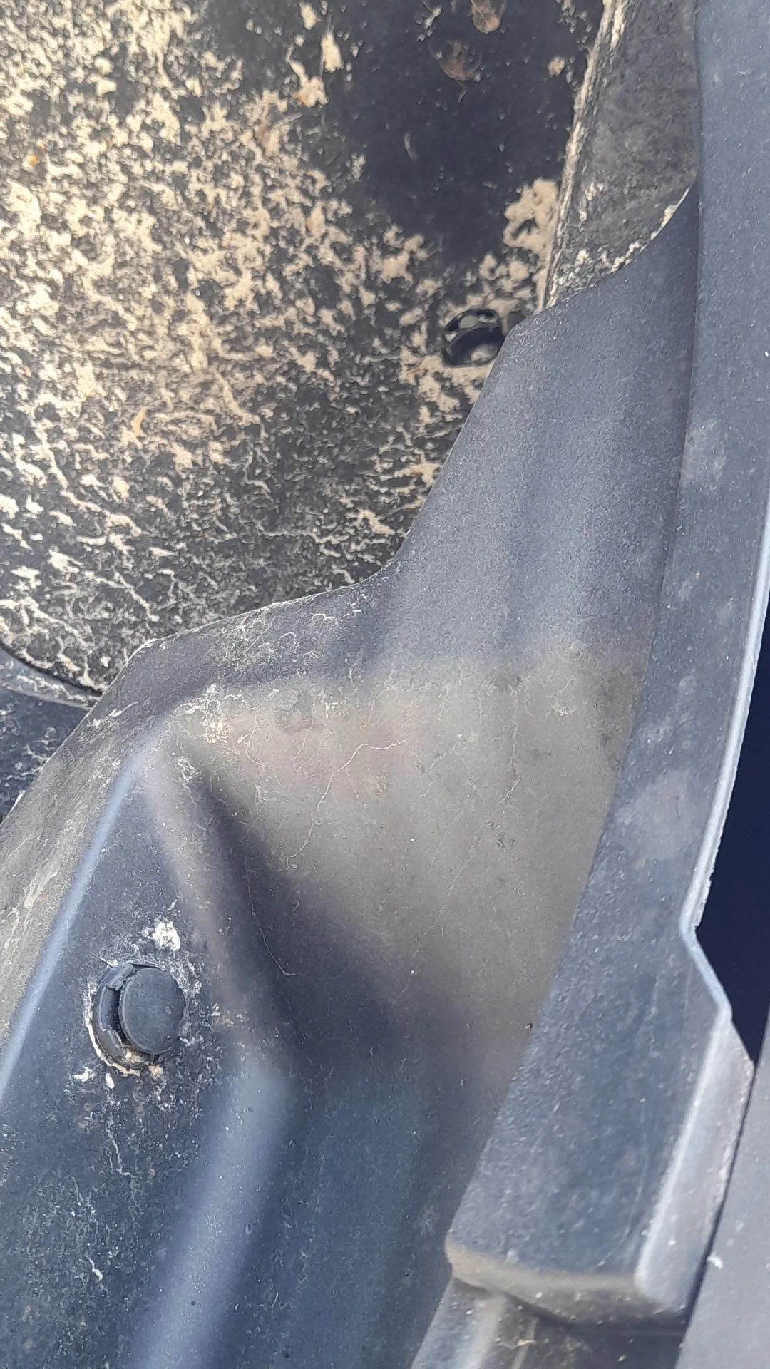 Plastico Pase Rueda Tras. Izq. para Toyota Auris (_E18_)