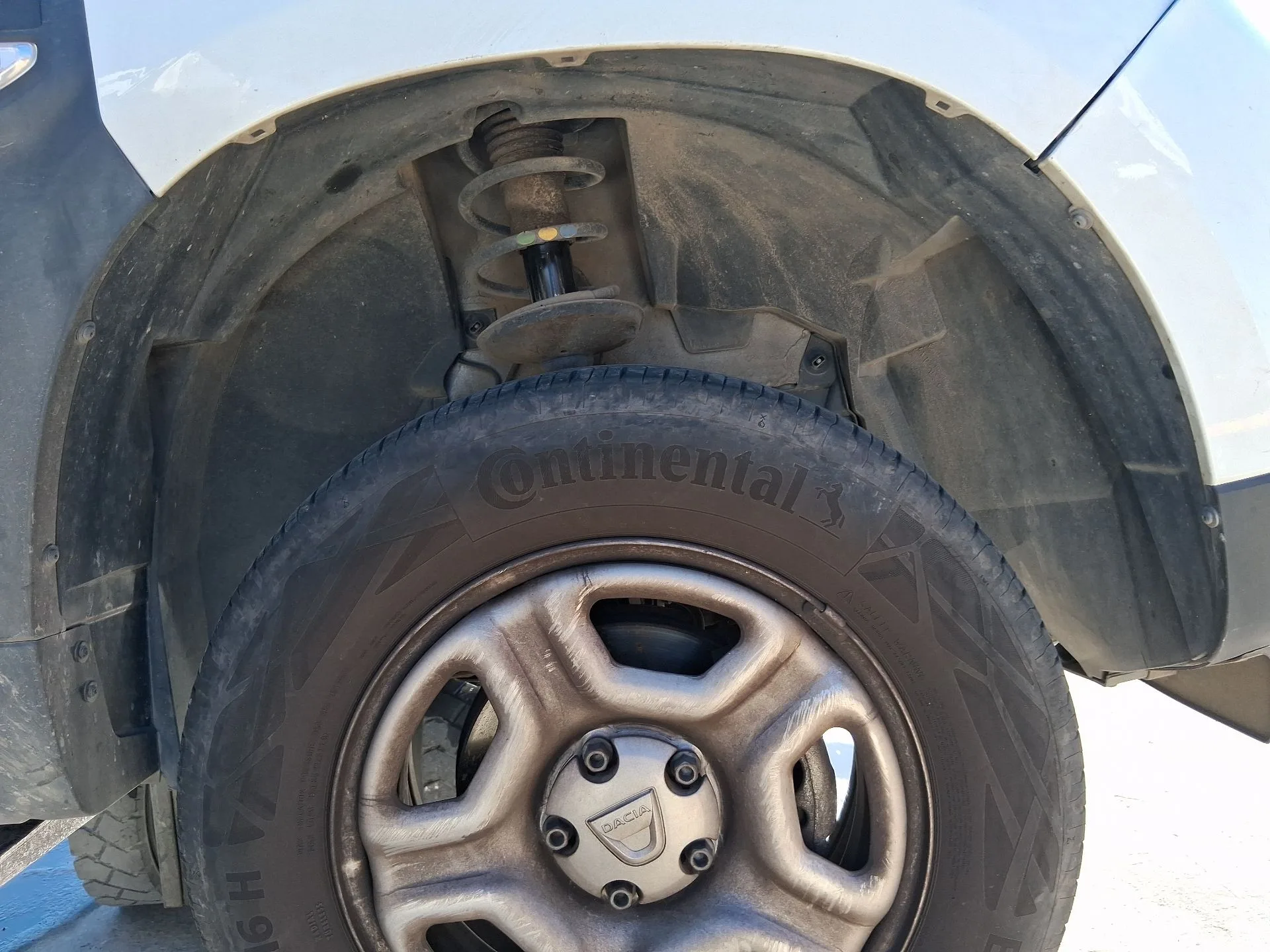 Plastico Pase Rueda Del. Dch. para Dacia Duster (Hm_)
