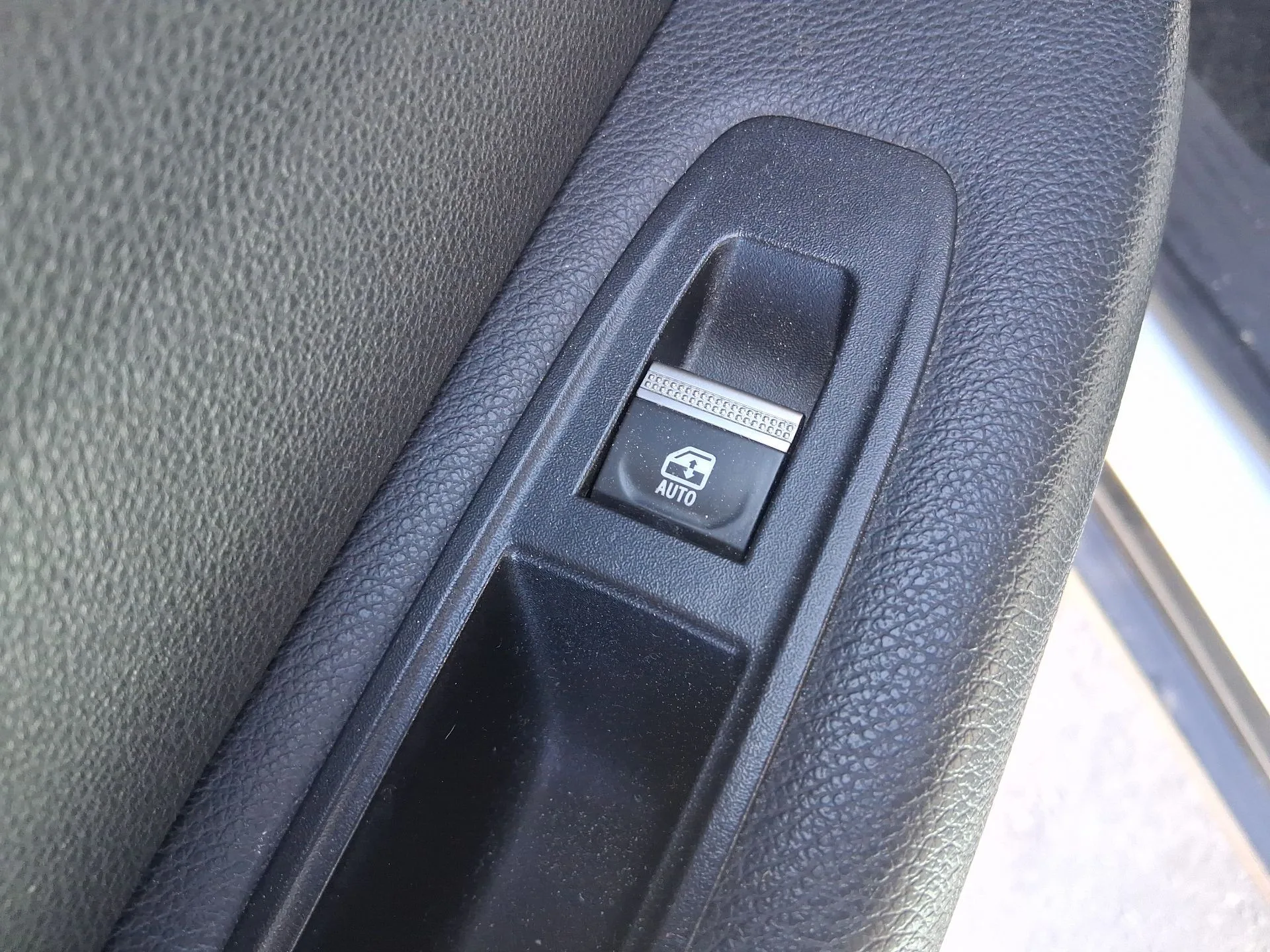 Mando Elevalunas Trasero Izquierdo para Renault Megane E-Tech Suv