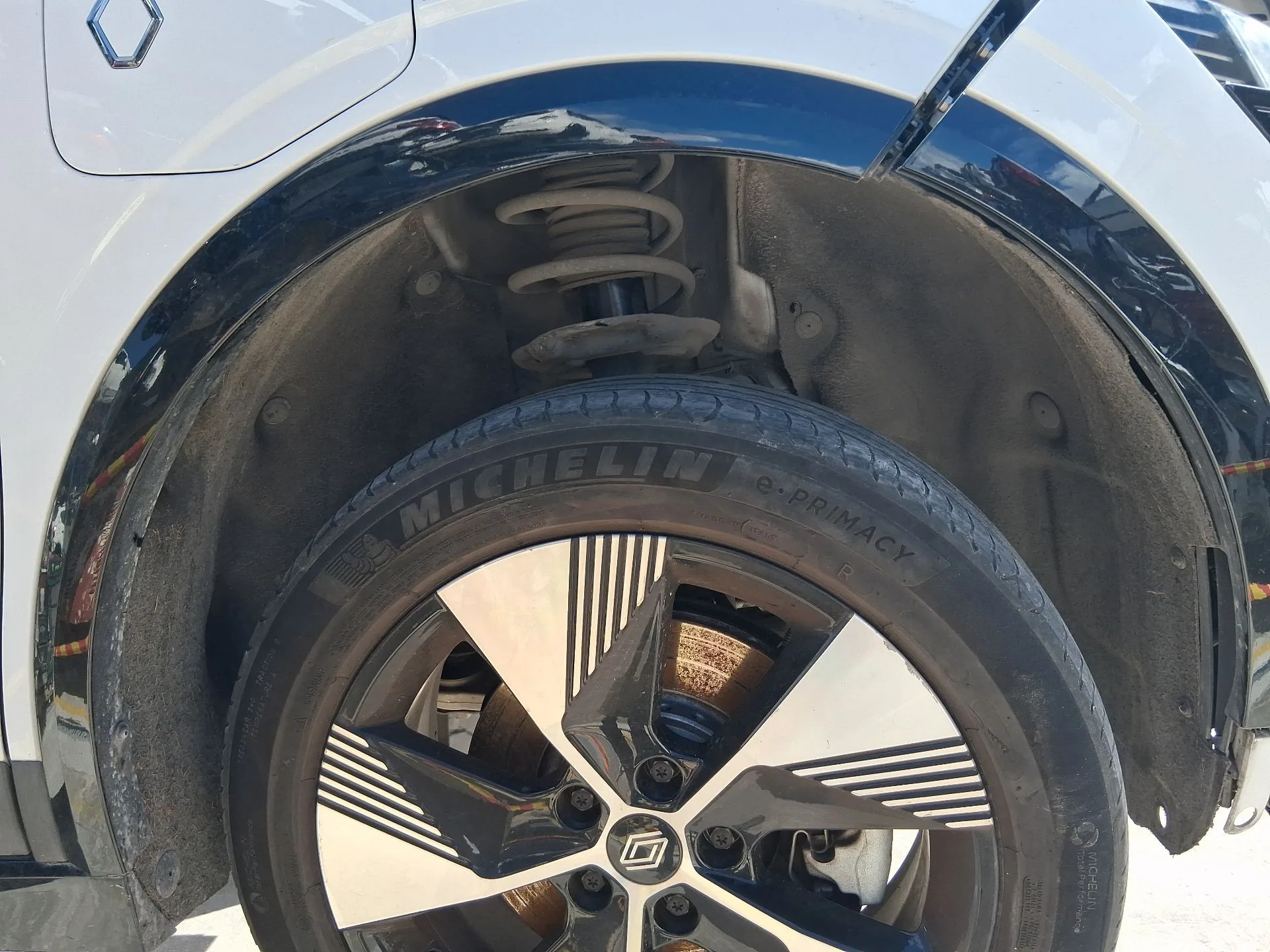 Plastico Pase Rueda Del. Dch. para Renault Megane E-Tech Suv