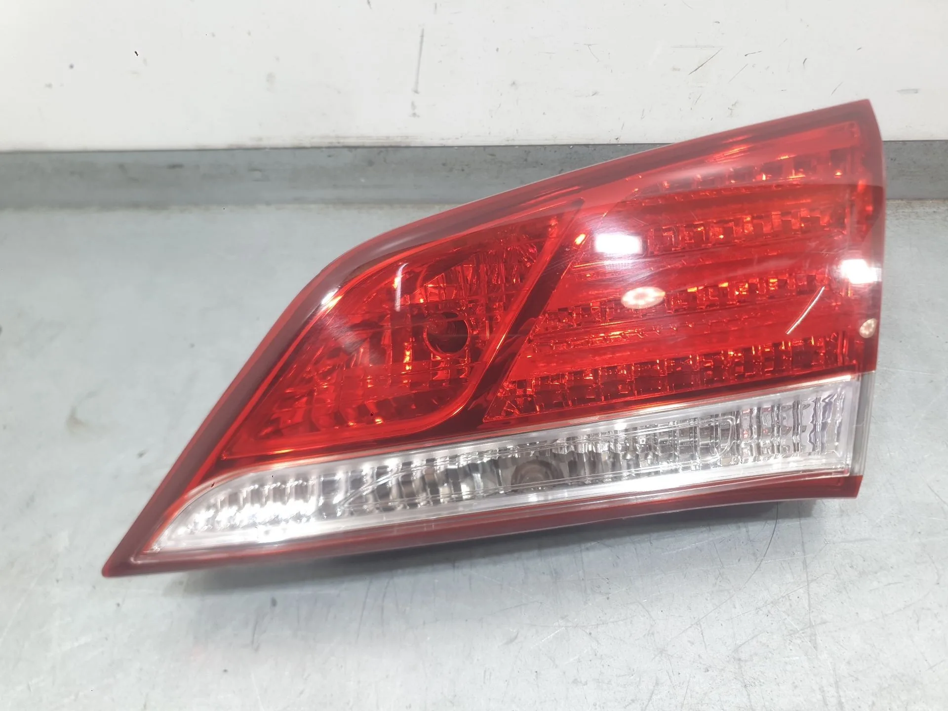 Piloto Trasero Derecho Interior para Hyundai I40 I (Vf)
