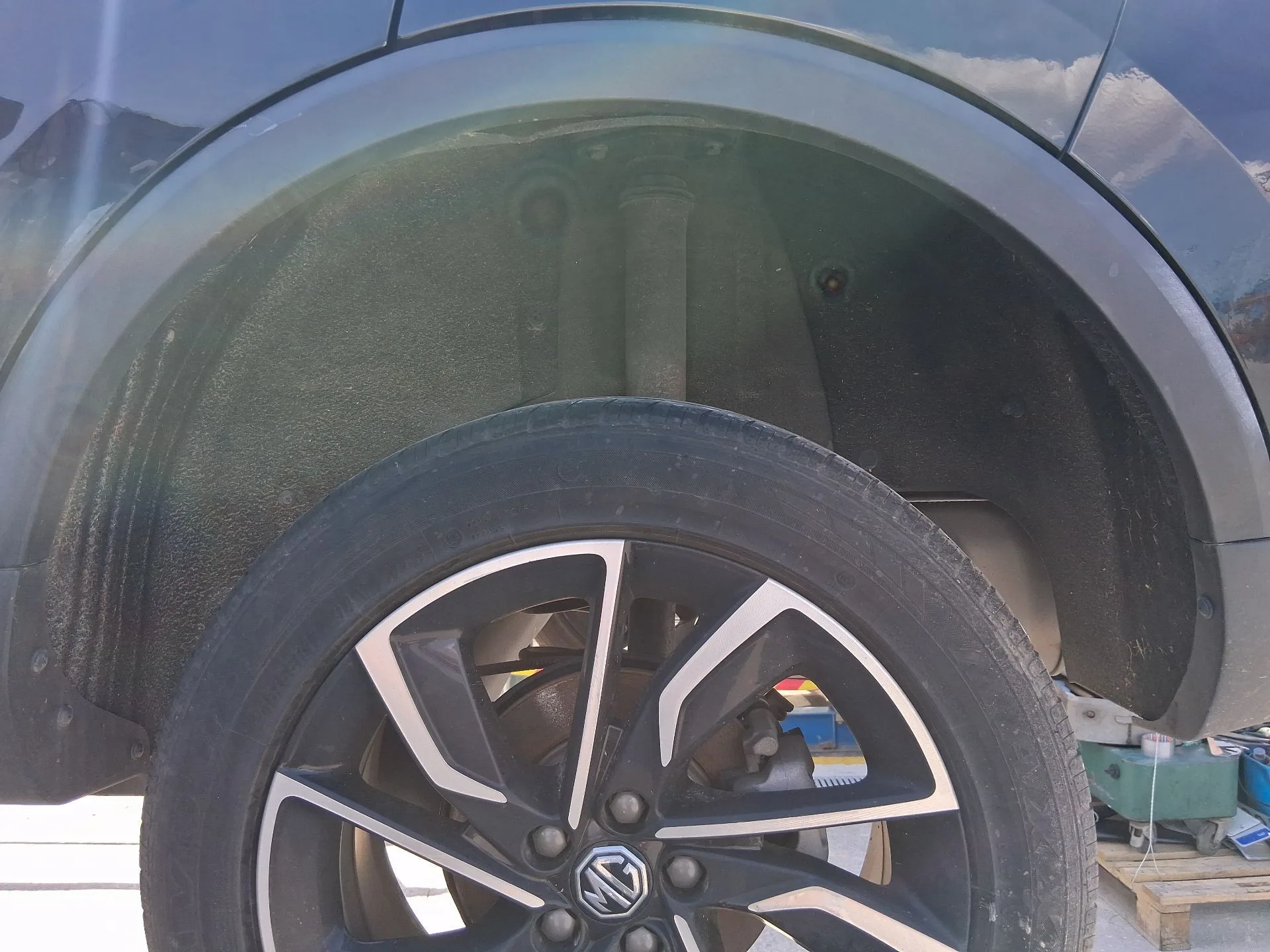 Plastico Pase Rueda Tras. Izq. para Mg Zs Suv (Azs1)