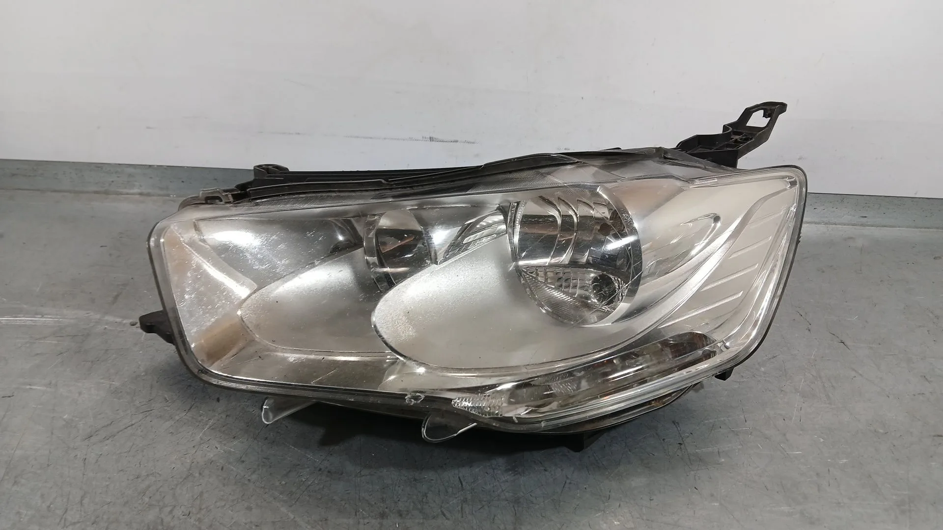 Faro Izquierdo para Citroën C-Elysee (Dd_)