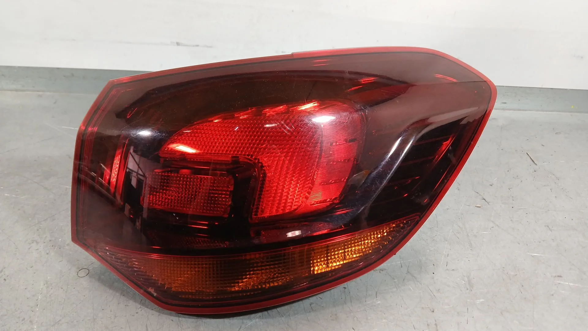 Piloto Trasero Derecho Exterior para Opel Astra J Sports Tourer (P10)