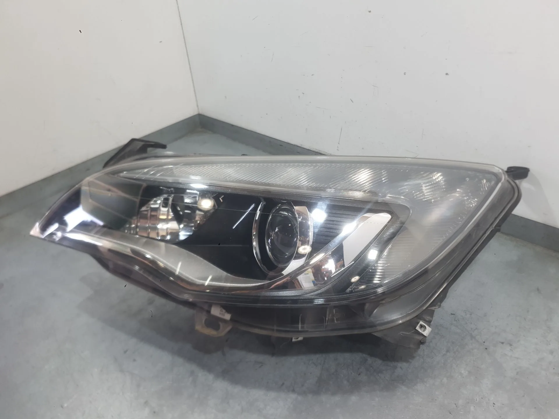 Faro Izquierdo para Opel Astra J (P10)