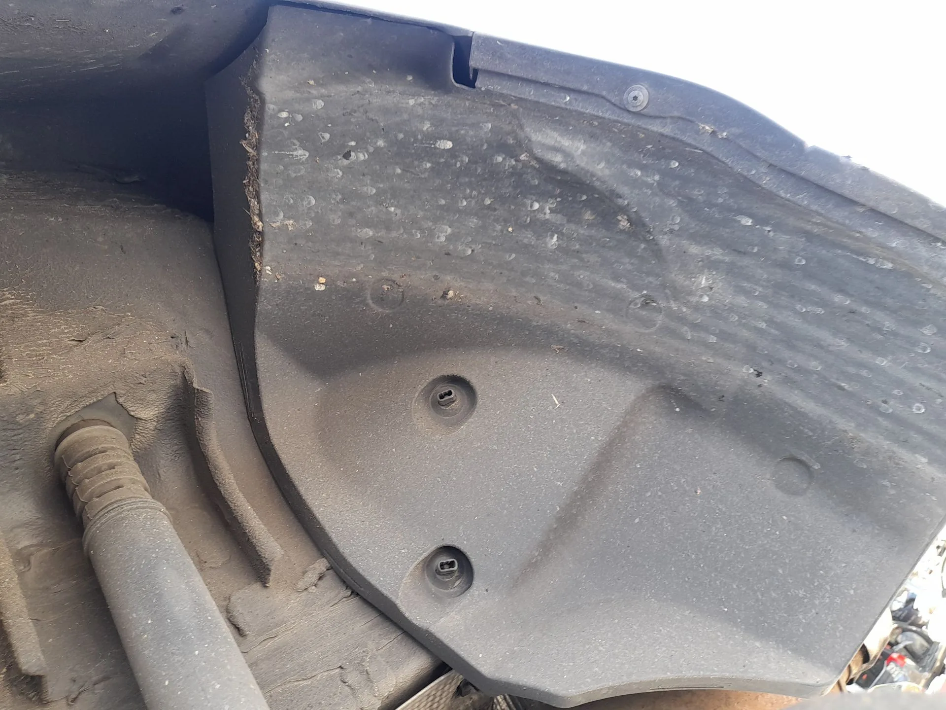 Plastico Pase Rueda Tras. Izq. para Dacia Duster (Hm_)