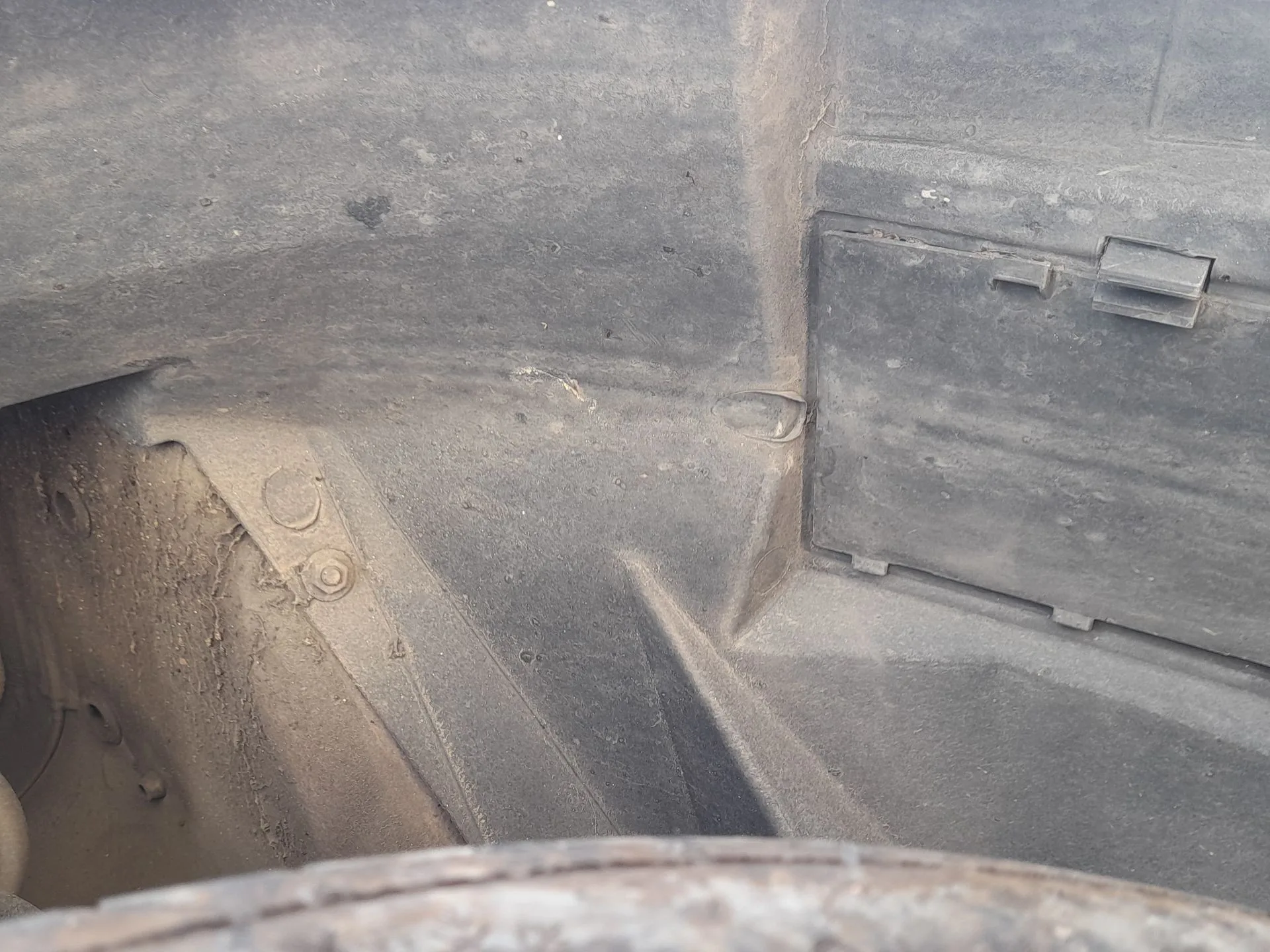 Plastico Pase Rueda Del. Dch. para Ford Ka (Ru8)