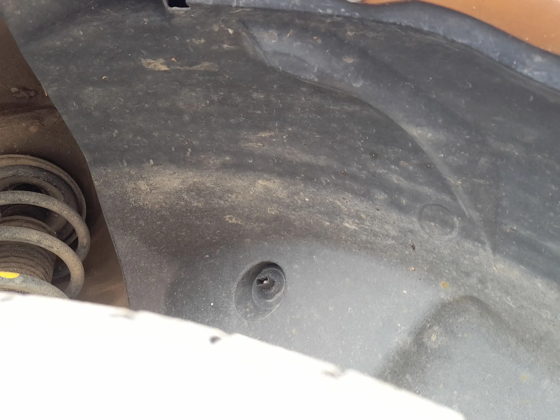 Plastico Pase Rueda Tras. Izq. para Dacia Duster (Hm_)