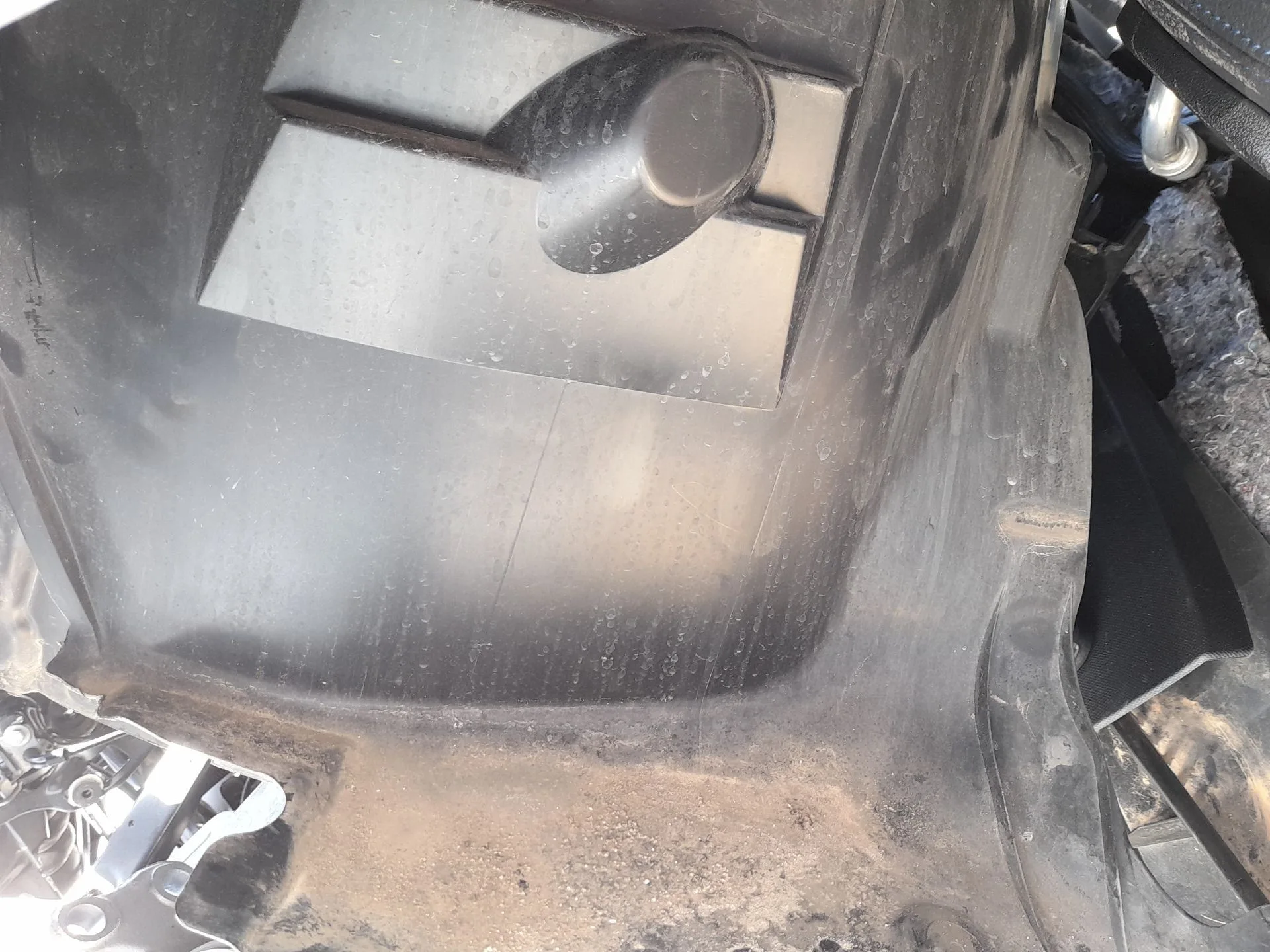 Plastico Pase Rueda Del. Izq. para Bmw 1 (F40)