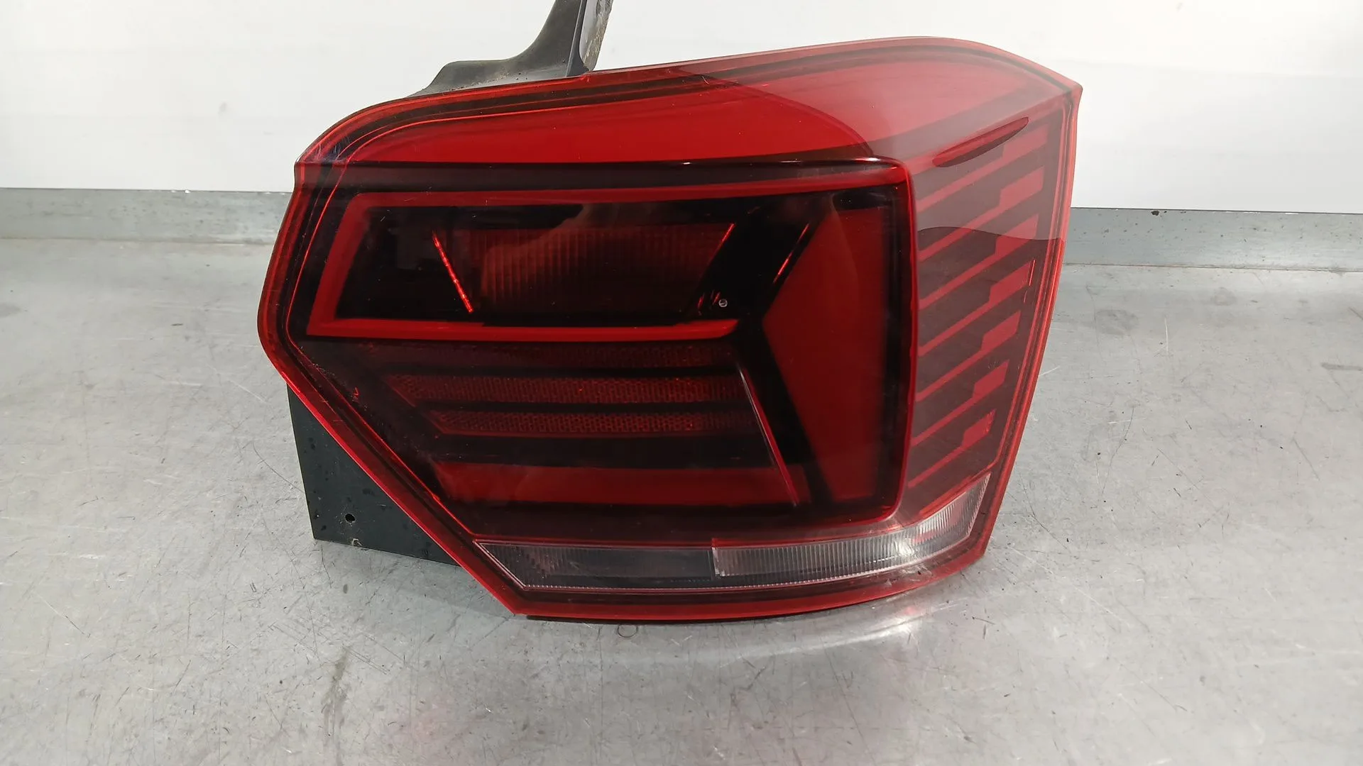Piloto Trasero Derecho para Volkswagen Polo Vi (Aw1, Bz1, Ae1)