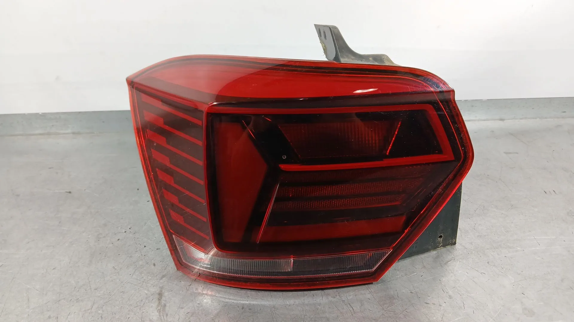 Piloto Trasero Izquierdo para Volkswagen Polo Vi (Aw1, Bz1, Ae1)