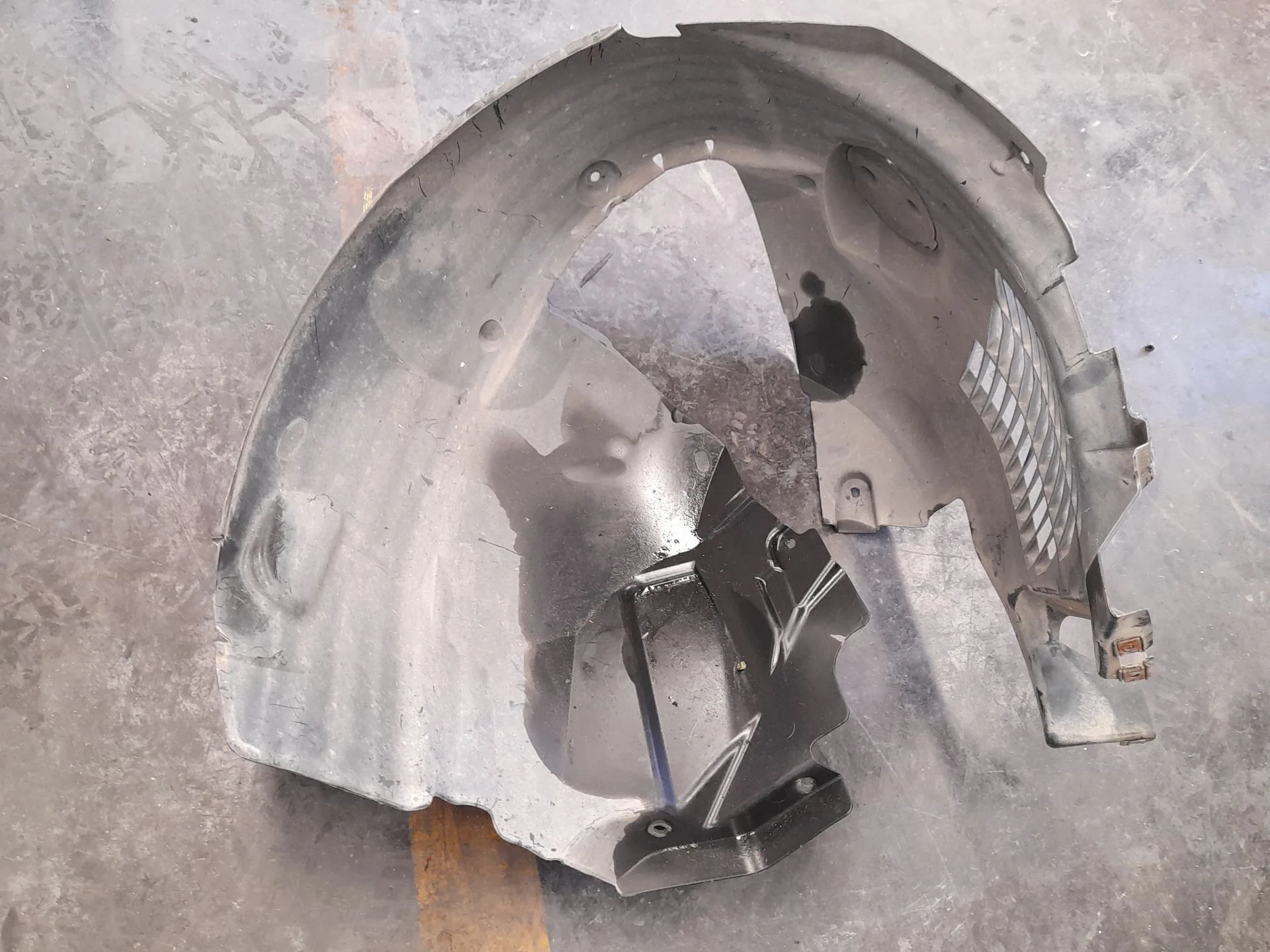 Plastico Pase Rueda Del. Izq. para Jaguar F-Pace (X761)