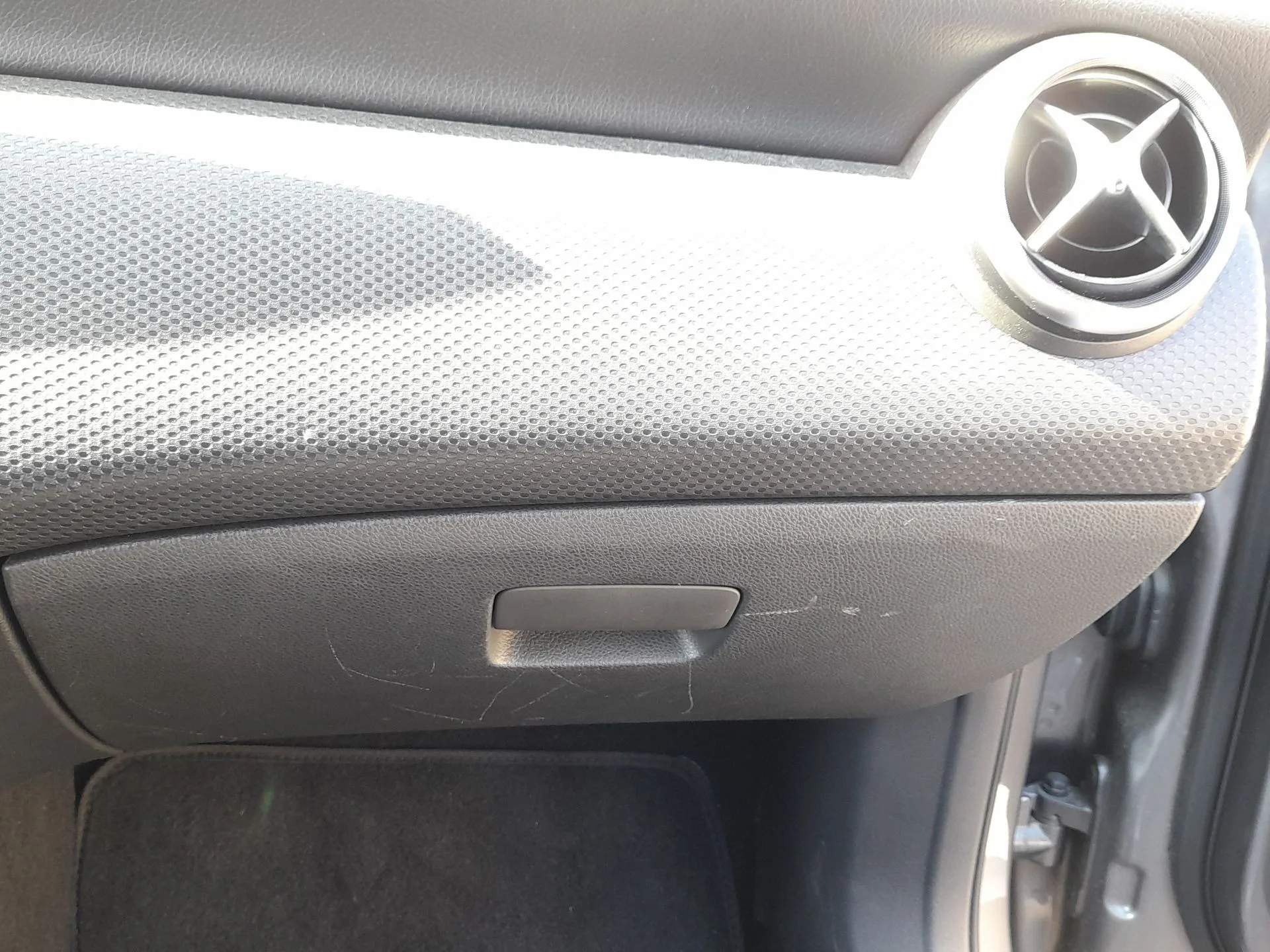 Guantera para Mercedes-Benz Clase A (W176)