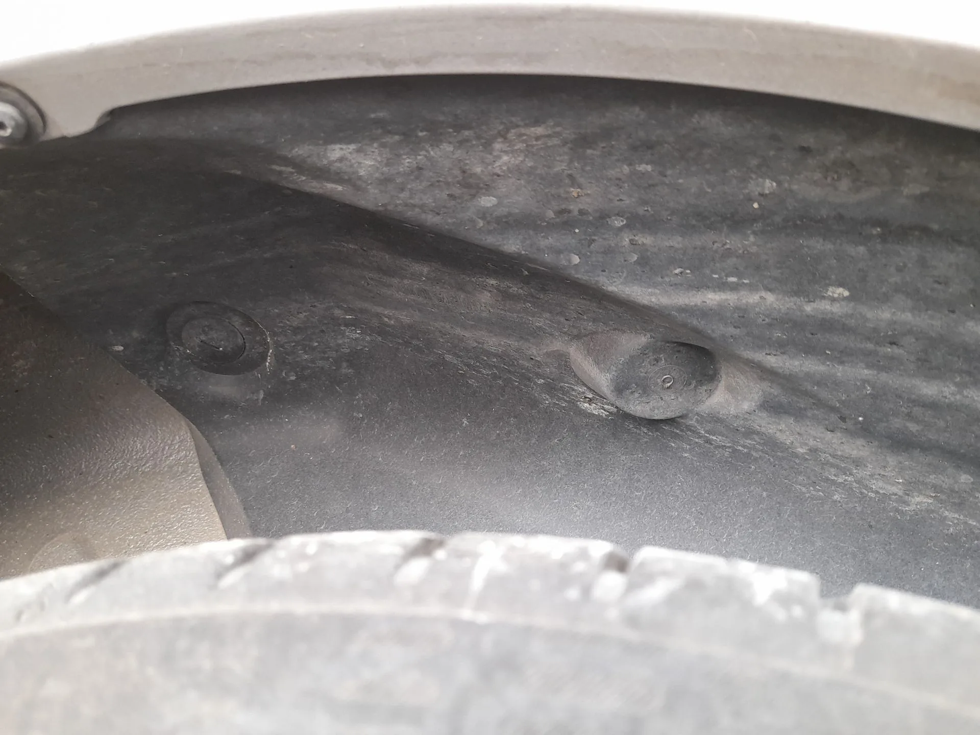 Plastico Pase Rueda Tras. Izq. para Dacia Lodgy (Js_)