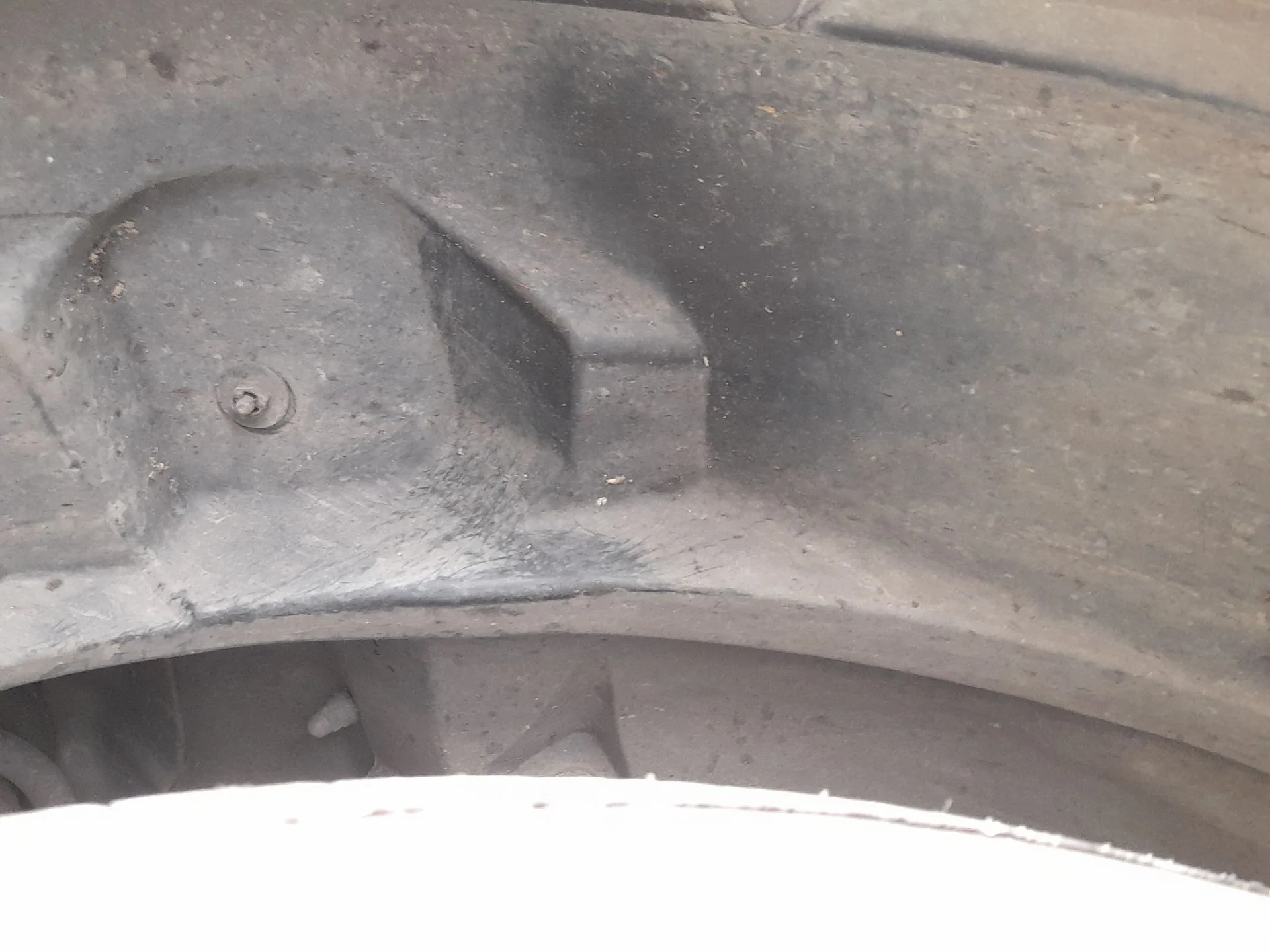 Plastico Pase Rueda Del. Izq. para Jeep Compass (Mp, M6, Mv, M7)
