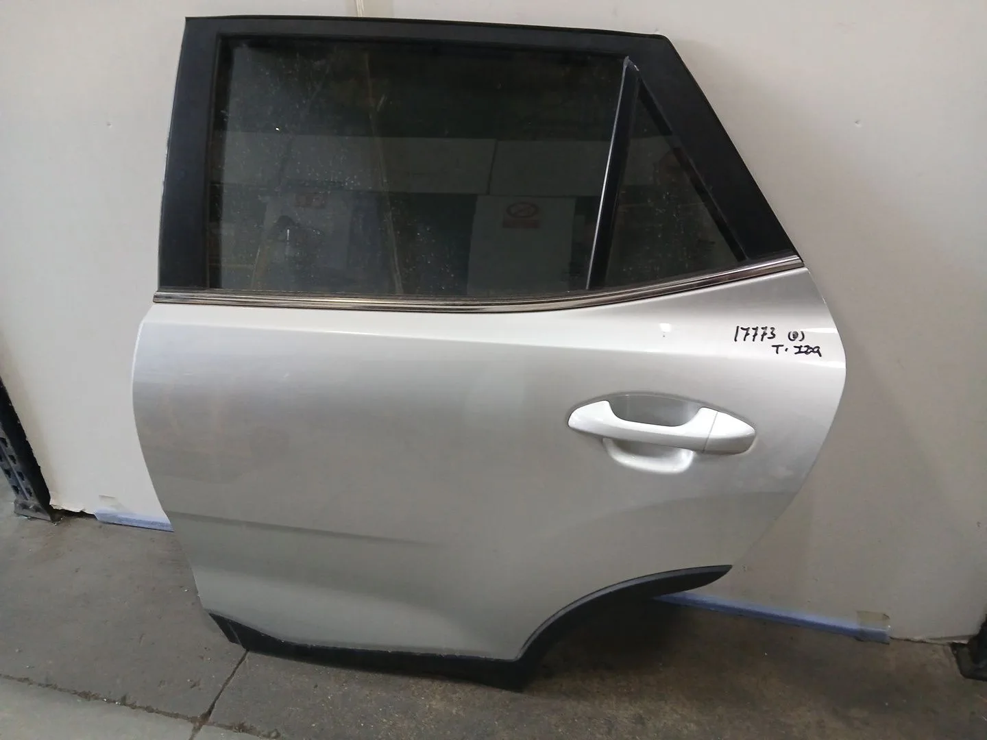 Puerta Trasera Izquierda para Kia Stonic (Yb)