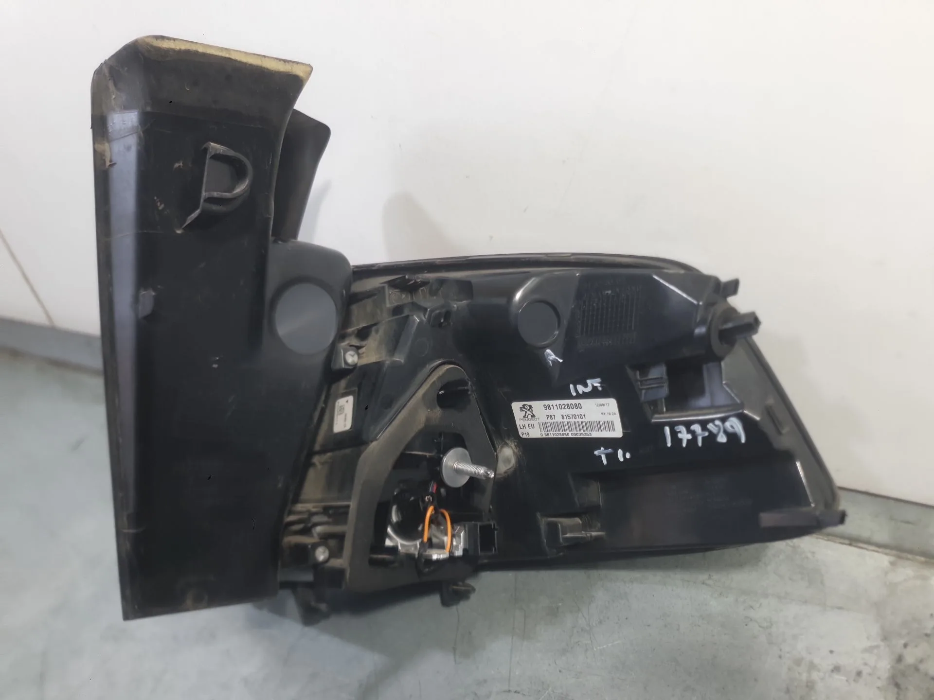 Piloto Trasero Izquierdo Exterior para Peugeot 5008 Ii (Mc_, Mj_, Mr_, M4_)
