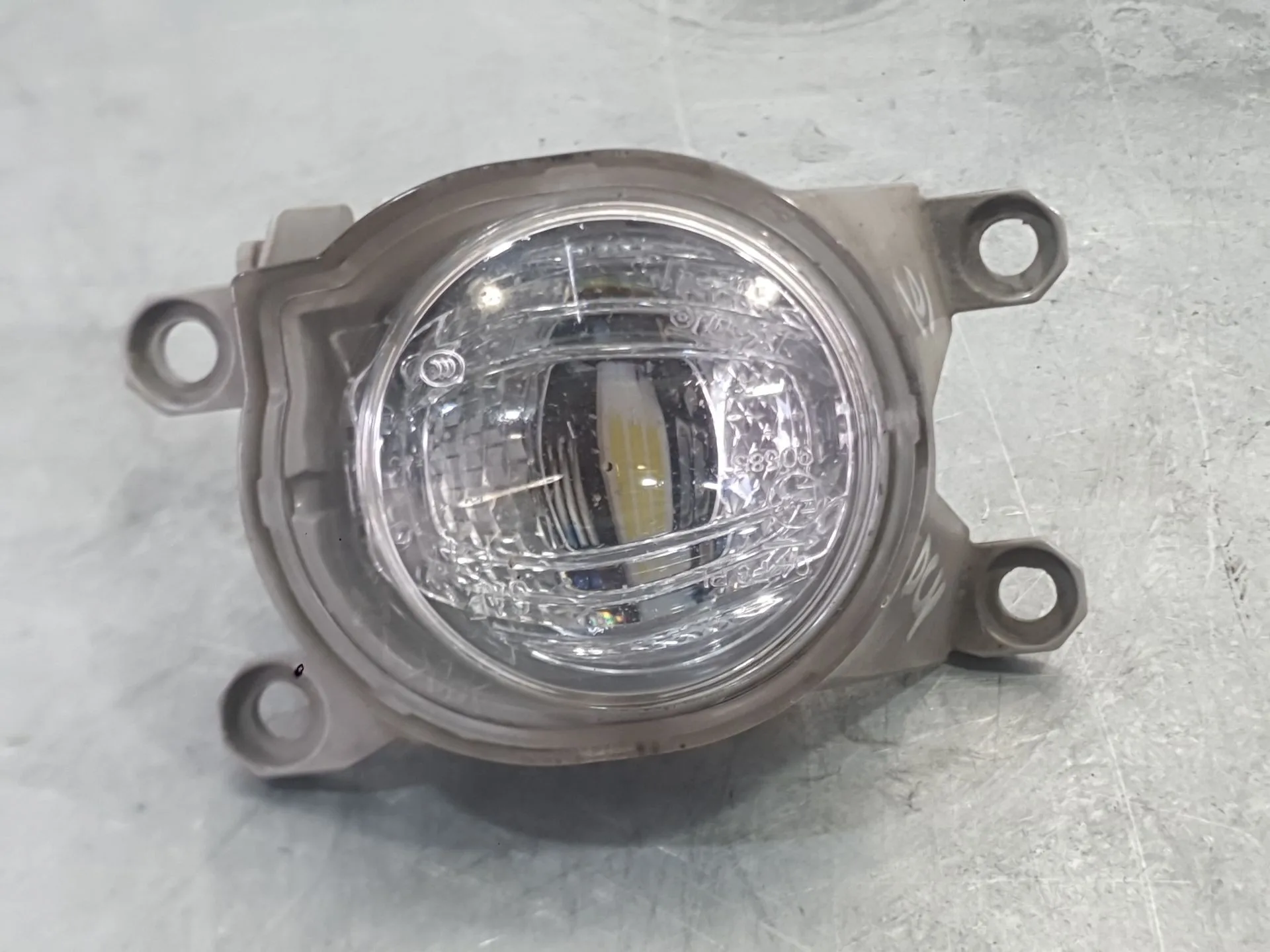 Faro Antiniebla Derecho para Toyota Corolla Sedan (_E21_)