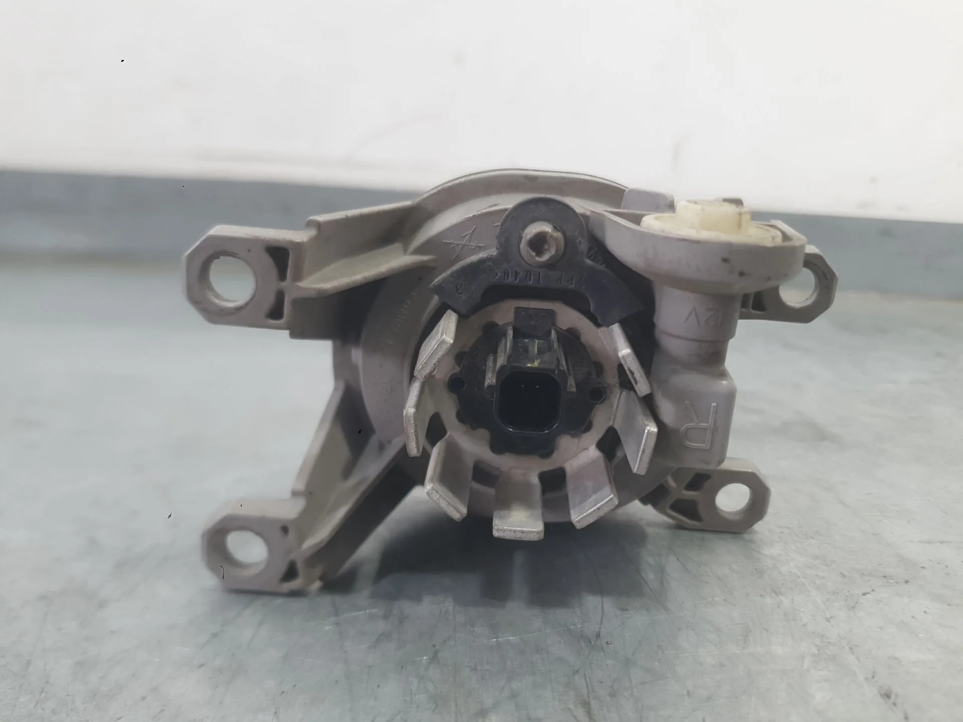 Faro Antiniebla Derecho para Toyota Corolla Sedan (_E21_)