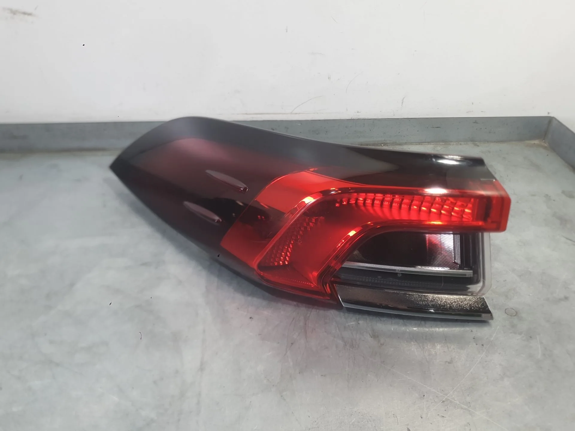 Piloto Trasero Izquierdo Exterior para Toyota Corolla Sedan (_E21_)