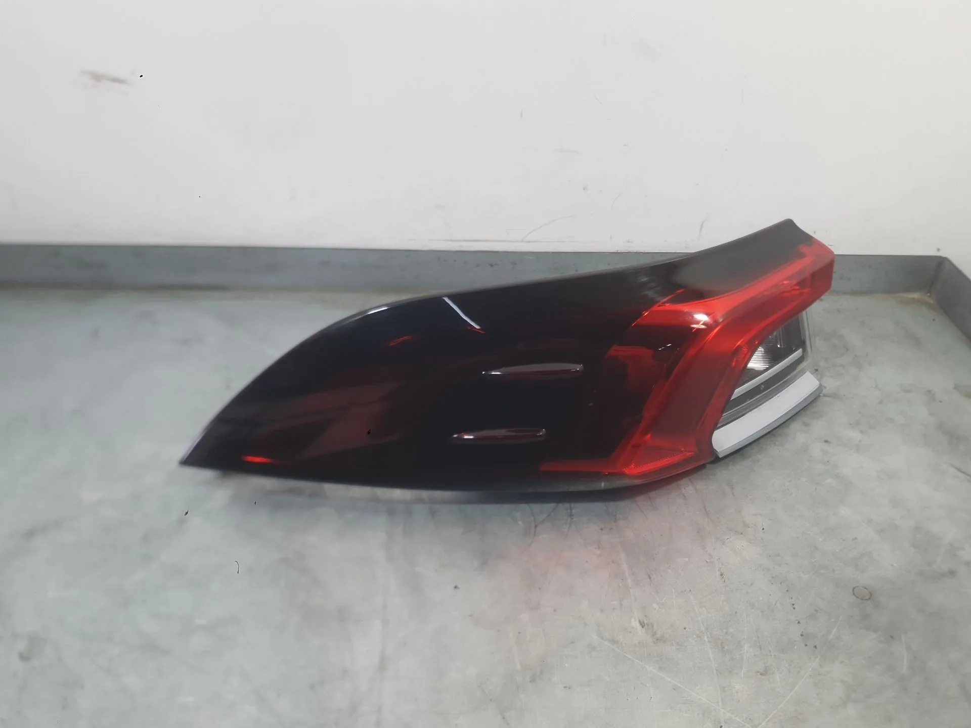 Piloto Trasero Izquierdo Exterior para Toyota Corolla Sedan (_E21_)