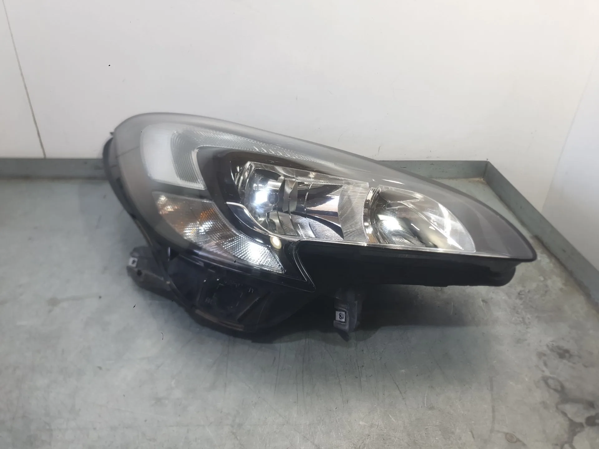 Faro Derecho para Opel Corsa E (X15)