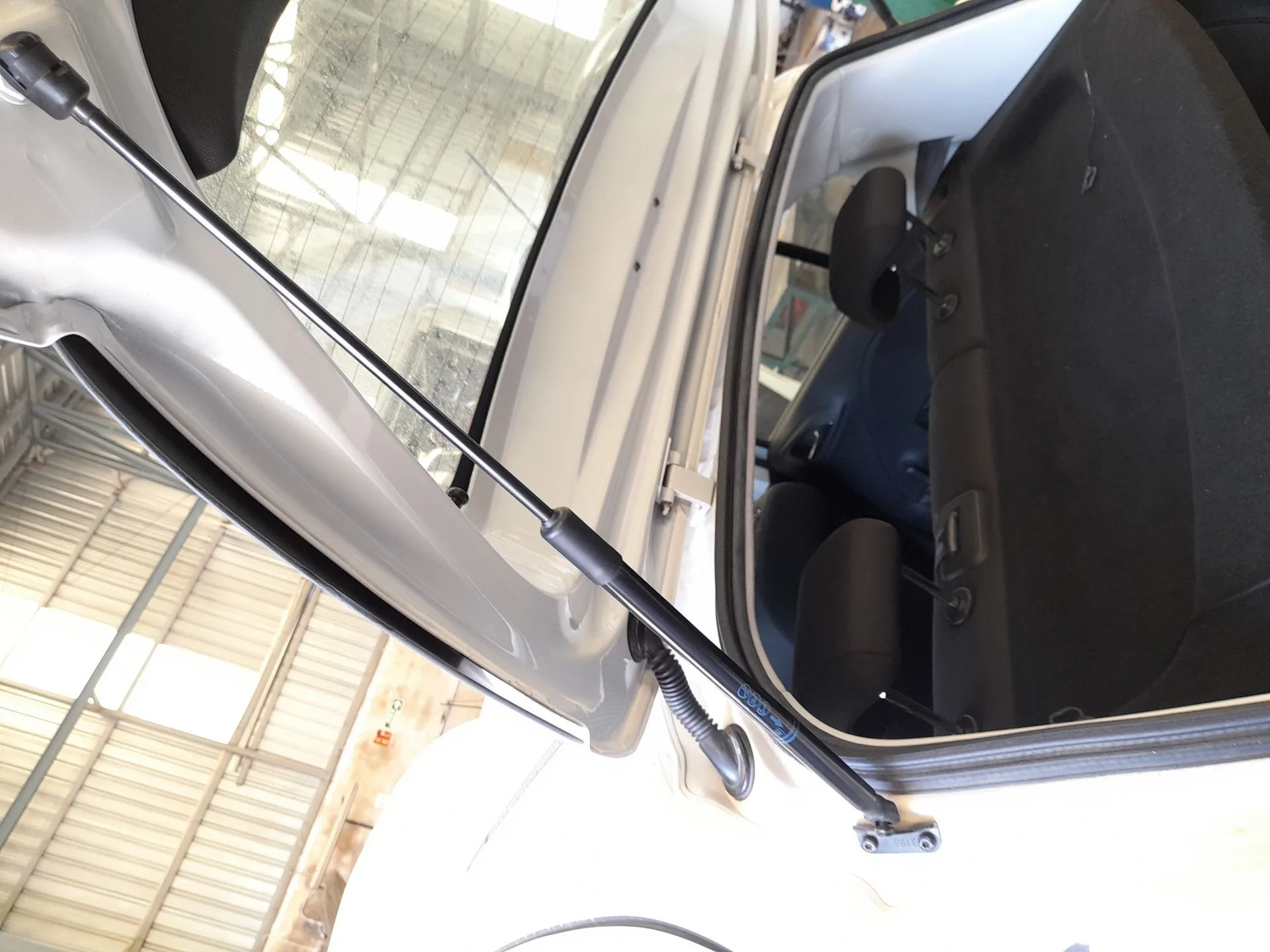 Amortiguadores Maletero / Porton para Opel Corsa E (X15)