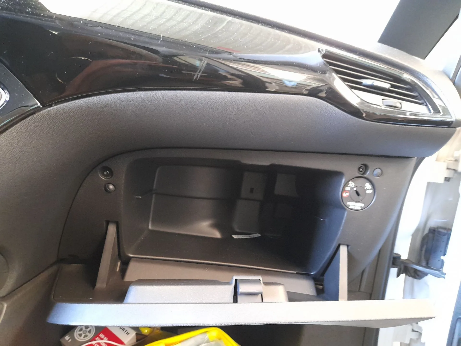 Guantera para Opel Corsa E (X15)