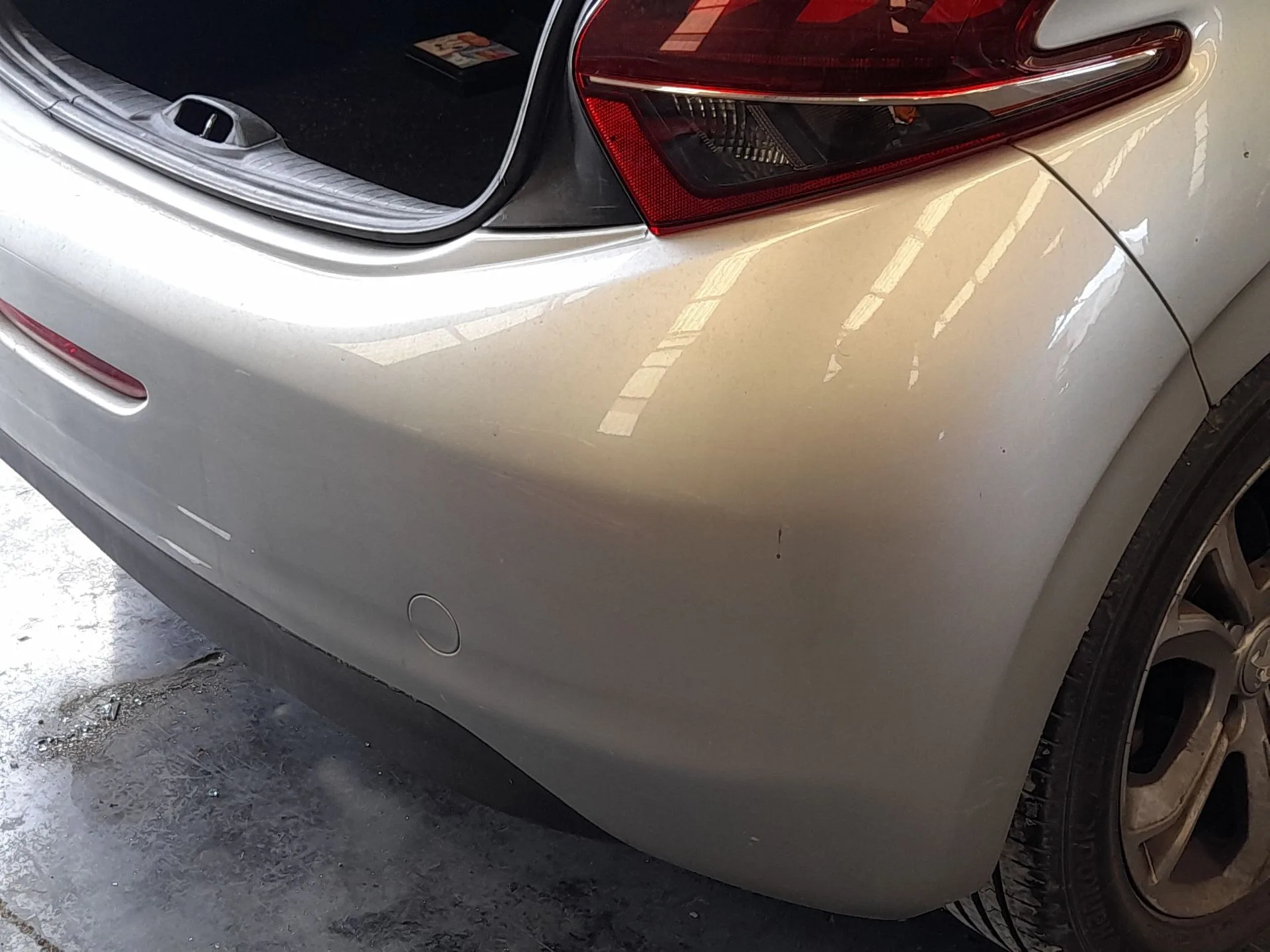 Paragolpes Trasero para Peugeot 208 I (Ca_, Cc_)