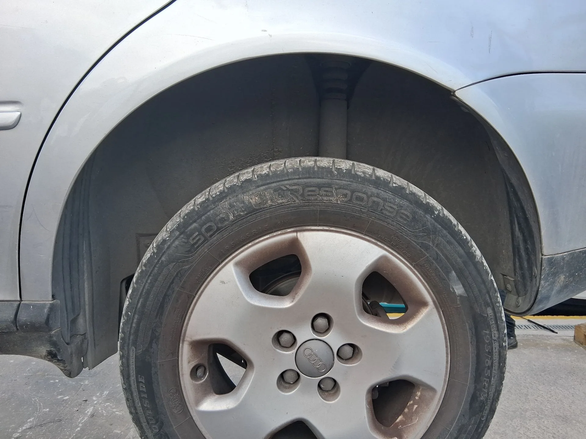 Plastico Pase Rueda Tras. Izq. para Audi A3 (8L1)