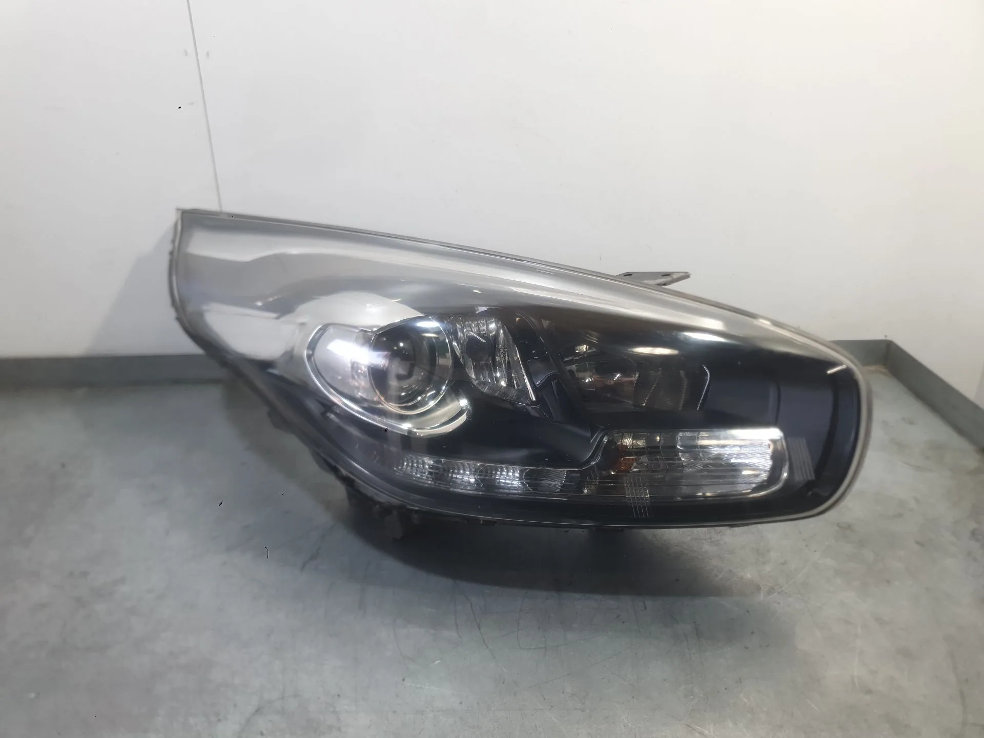 Faro Derecho para Kia Carens Iv