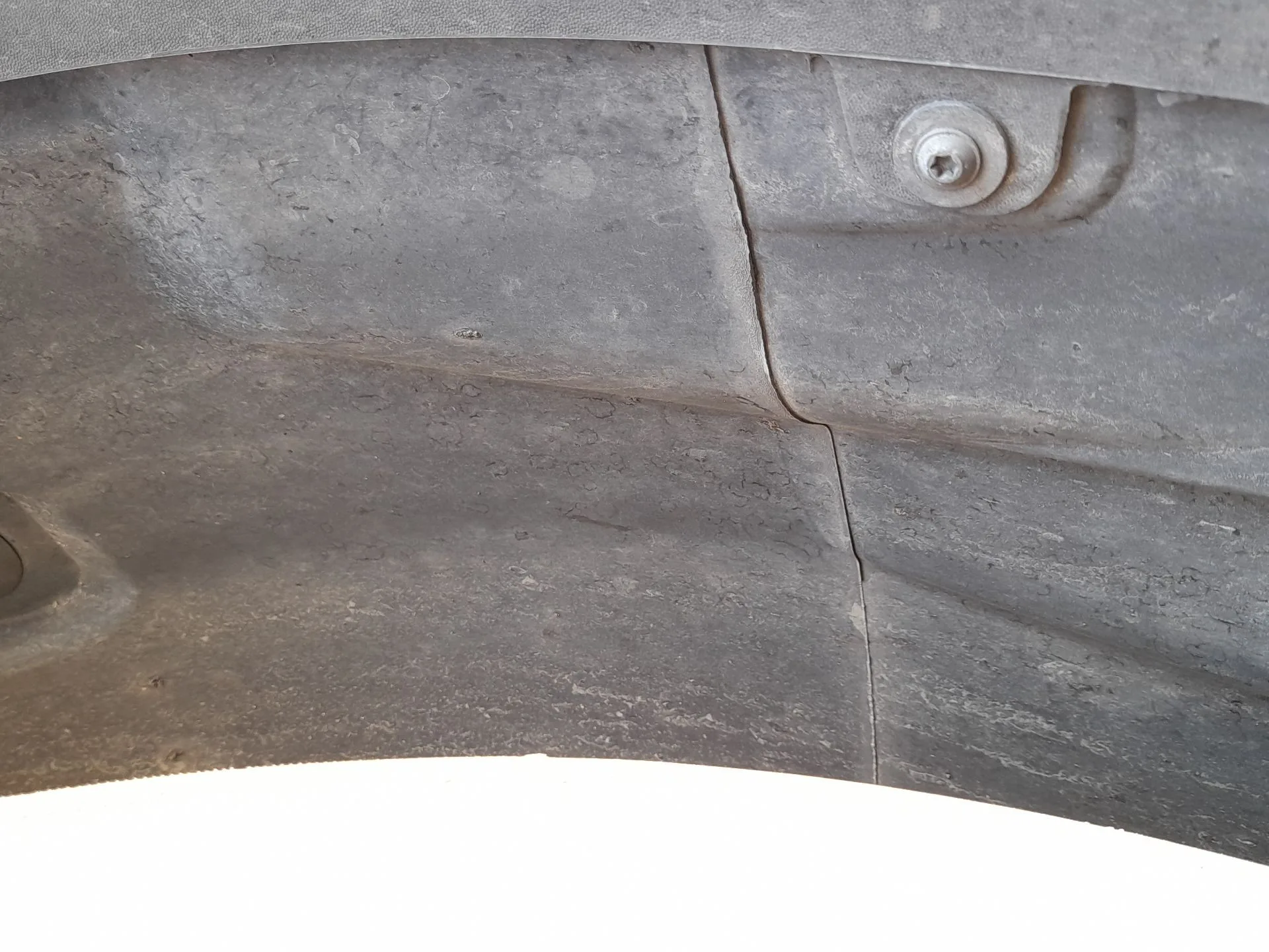 Plastico Pase Rueda Del. Izq. para Dacia Sandero Iii