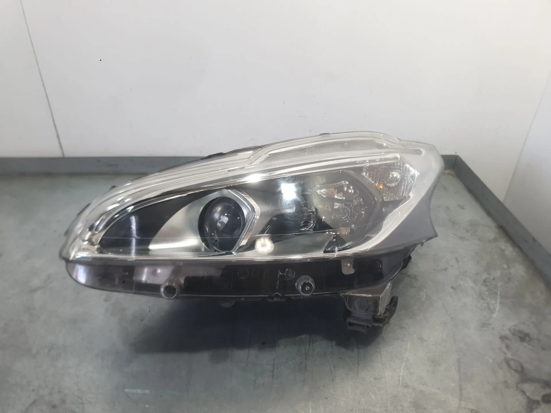 Faro Izquierdo para Peugeot 208 I (Ca_, Cc_)