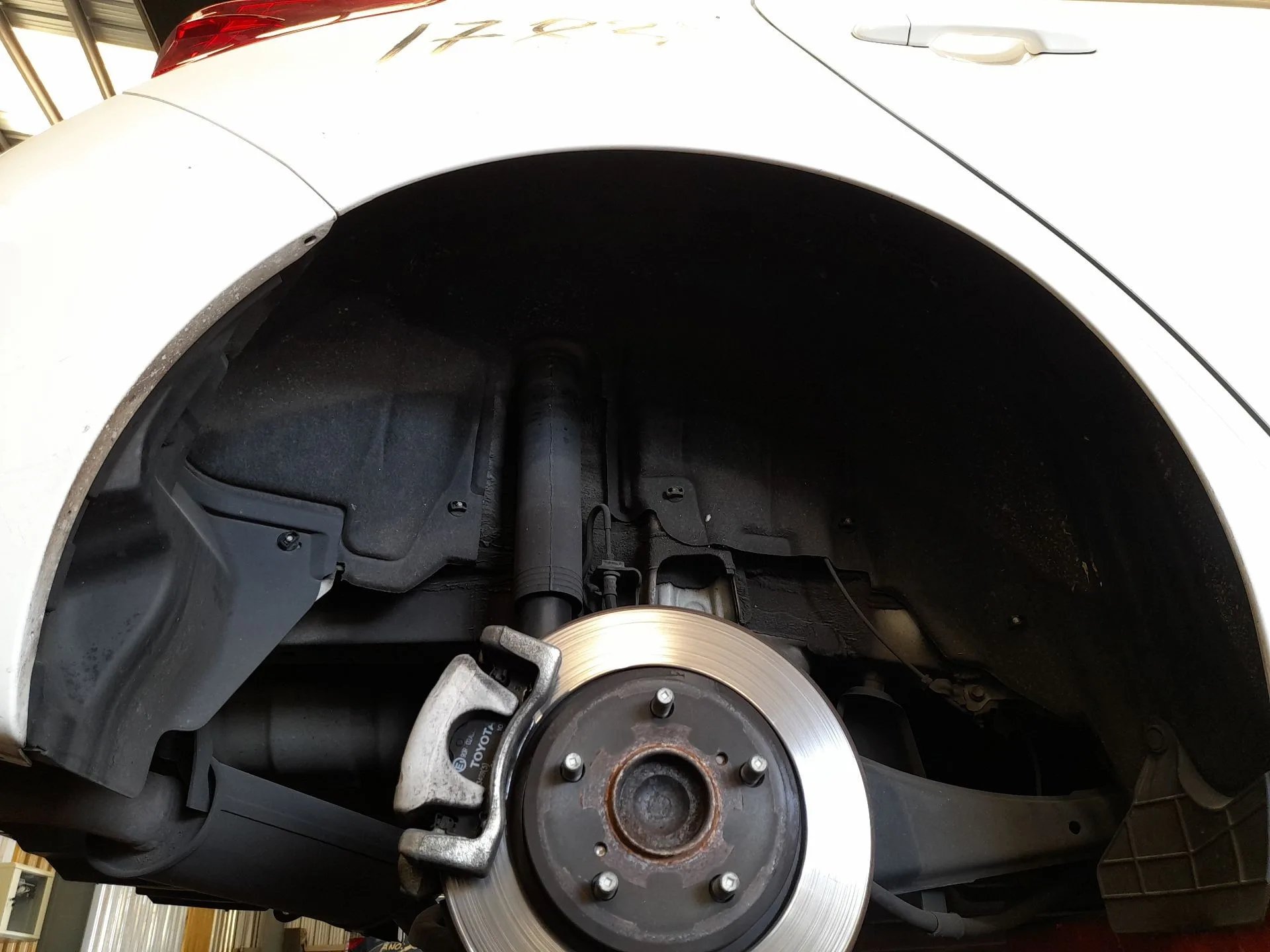 Plastico Pase Rueda Tras. Dch. para Toyota Auris (_E18_)