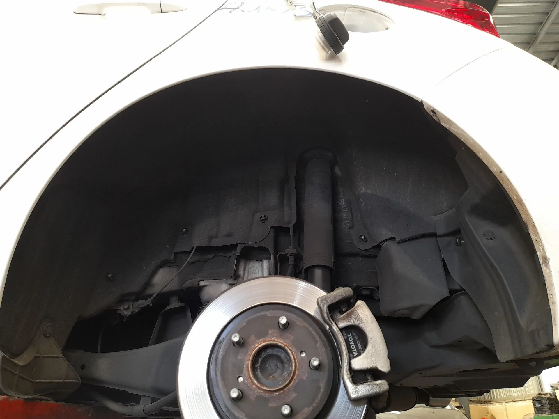 Plastico Pase Rueda Tras. Izq. para Toyota Auris (_E18_)