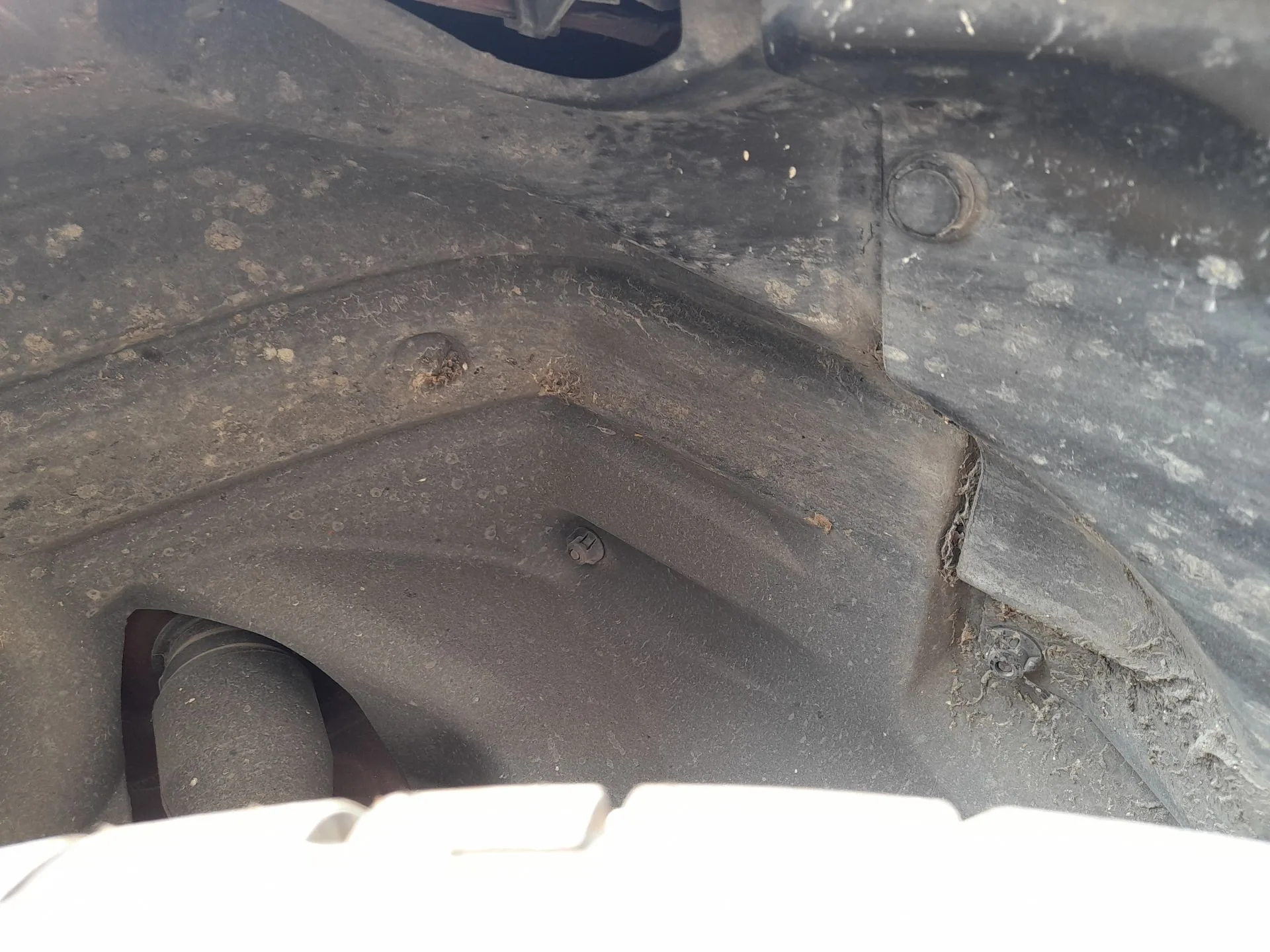 Plastico Pase Rueda Tras. Izq. para Toyota Yaris (_P21_, _Pa1_, _Ph1_)
