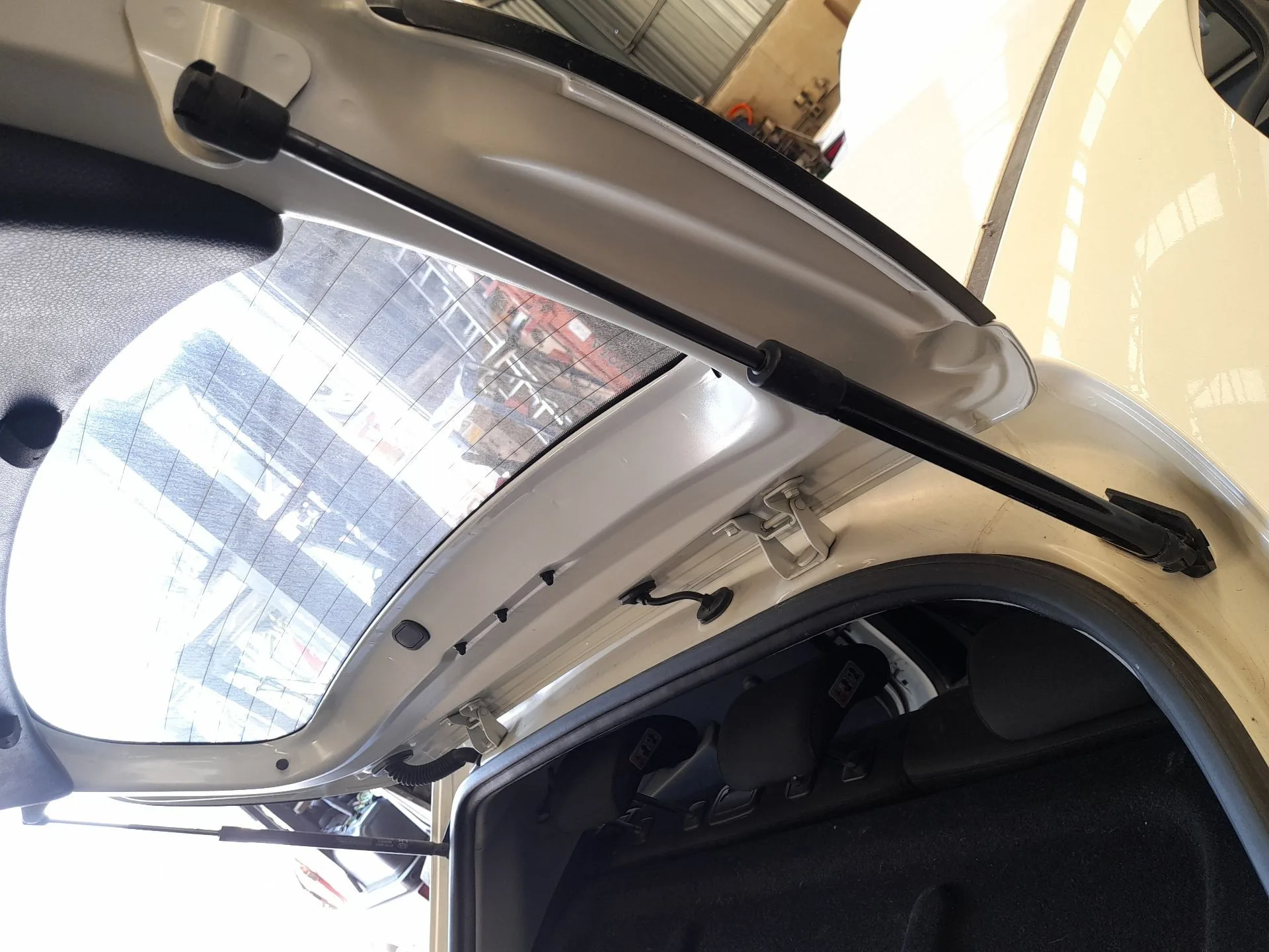 Amortiguadores Maletero / Porton para Kia Rio Iv (Yb, Sc, Fb)