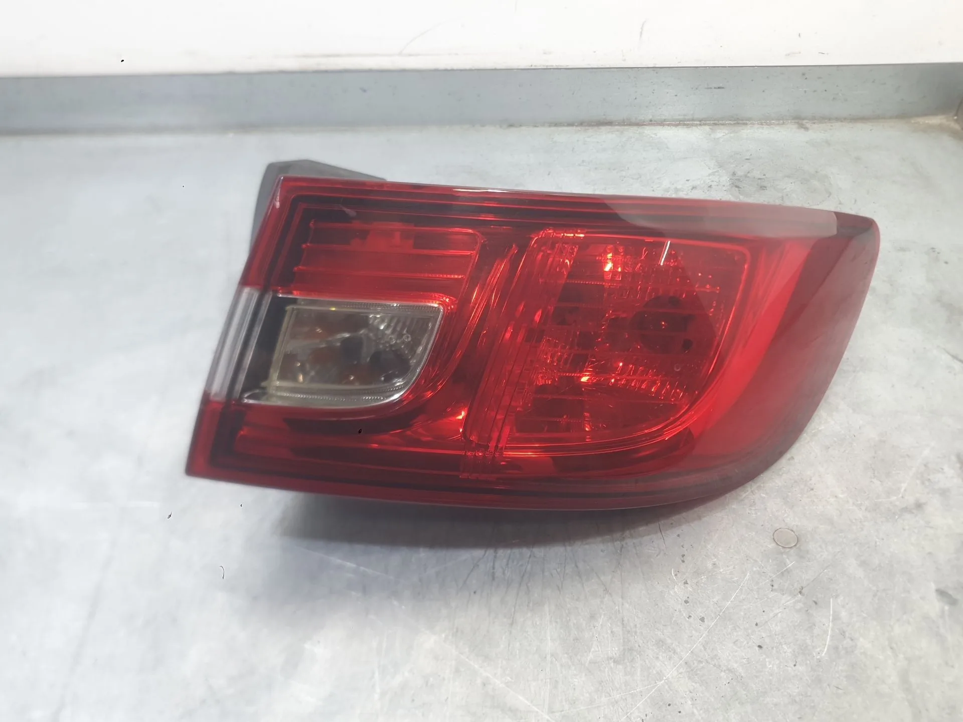 Piloto Trasero Derecho Exterior para Renault Clio Iv (Bh_)