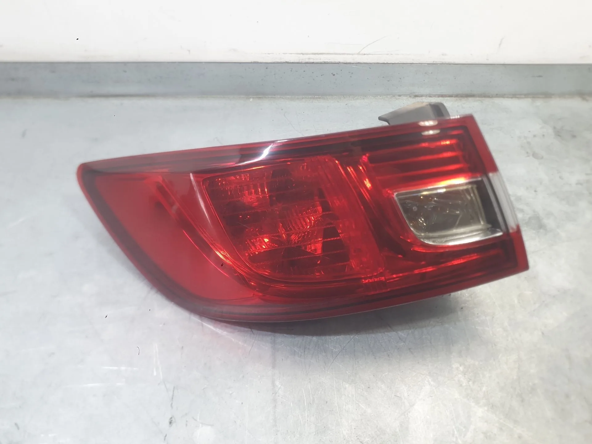 Piloto Trasero Izquierdo Exterior para Renault Clio Iv (Bh_)