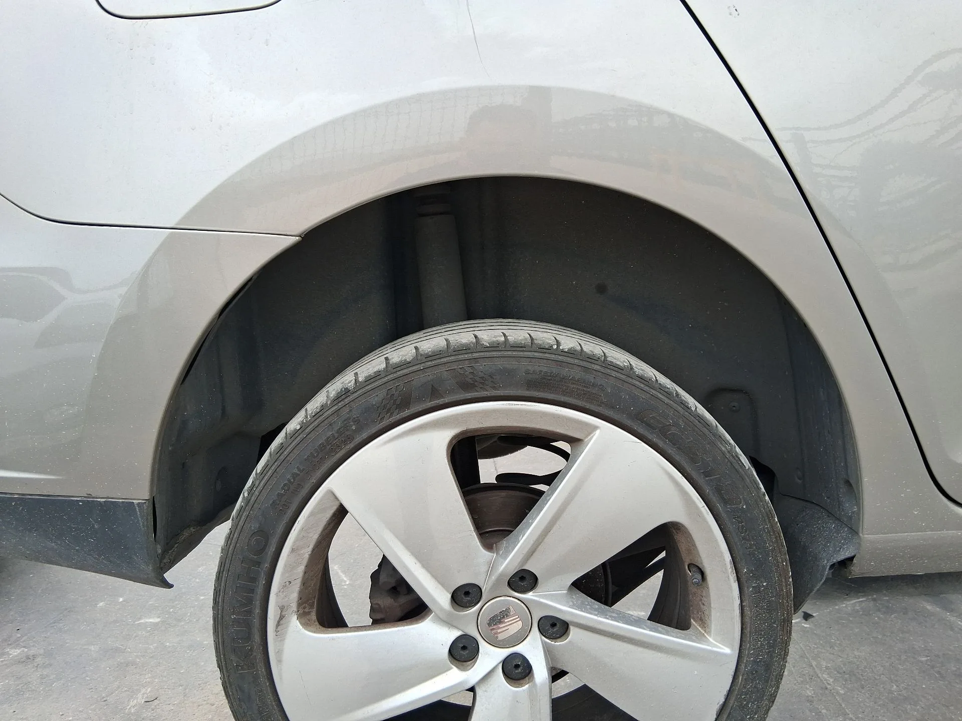 Plastico Pase Rueda Tras. Dch. para Seat Toledo Iv (Kg3)