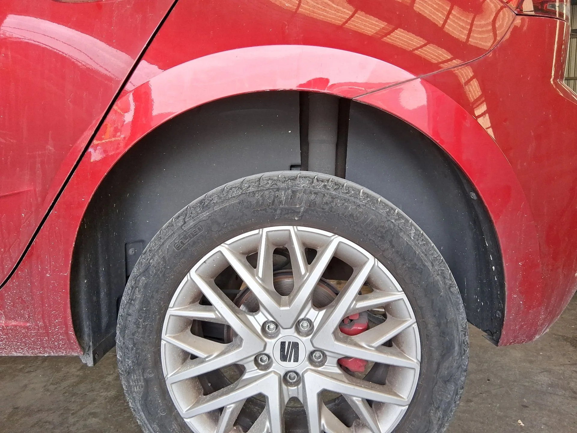 Plastico Pase Rueda Tras. Izq. para Seat Ibiza V (Kj1, Kjg)