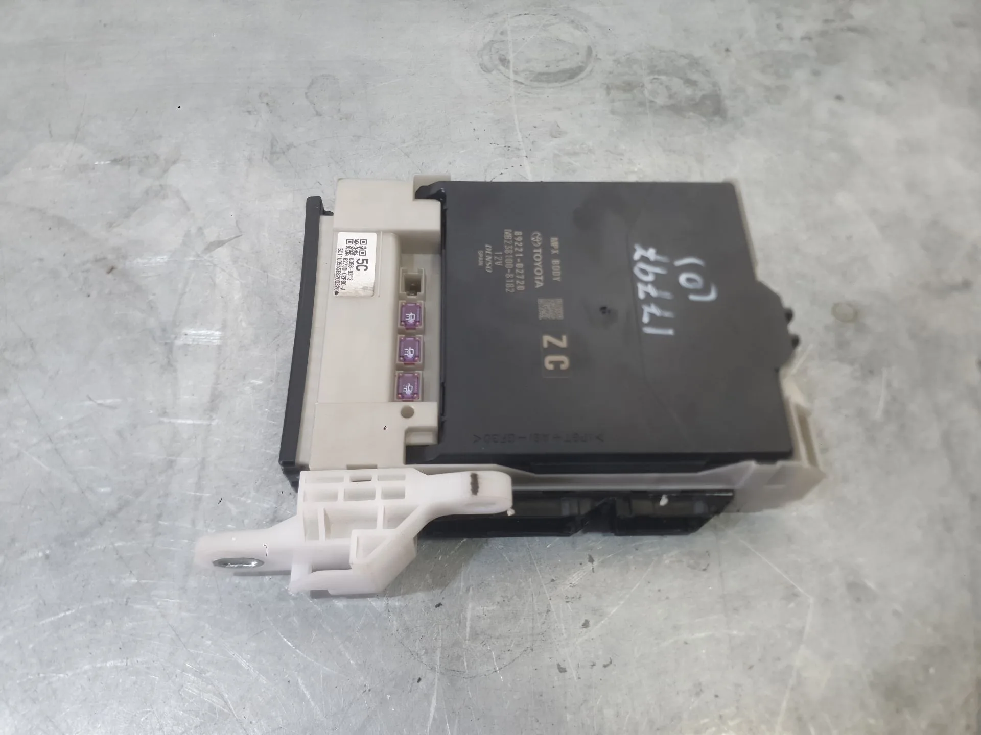 Caja Reles / Fusibles para Toyota Corolla Sedan (_E21_)