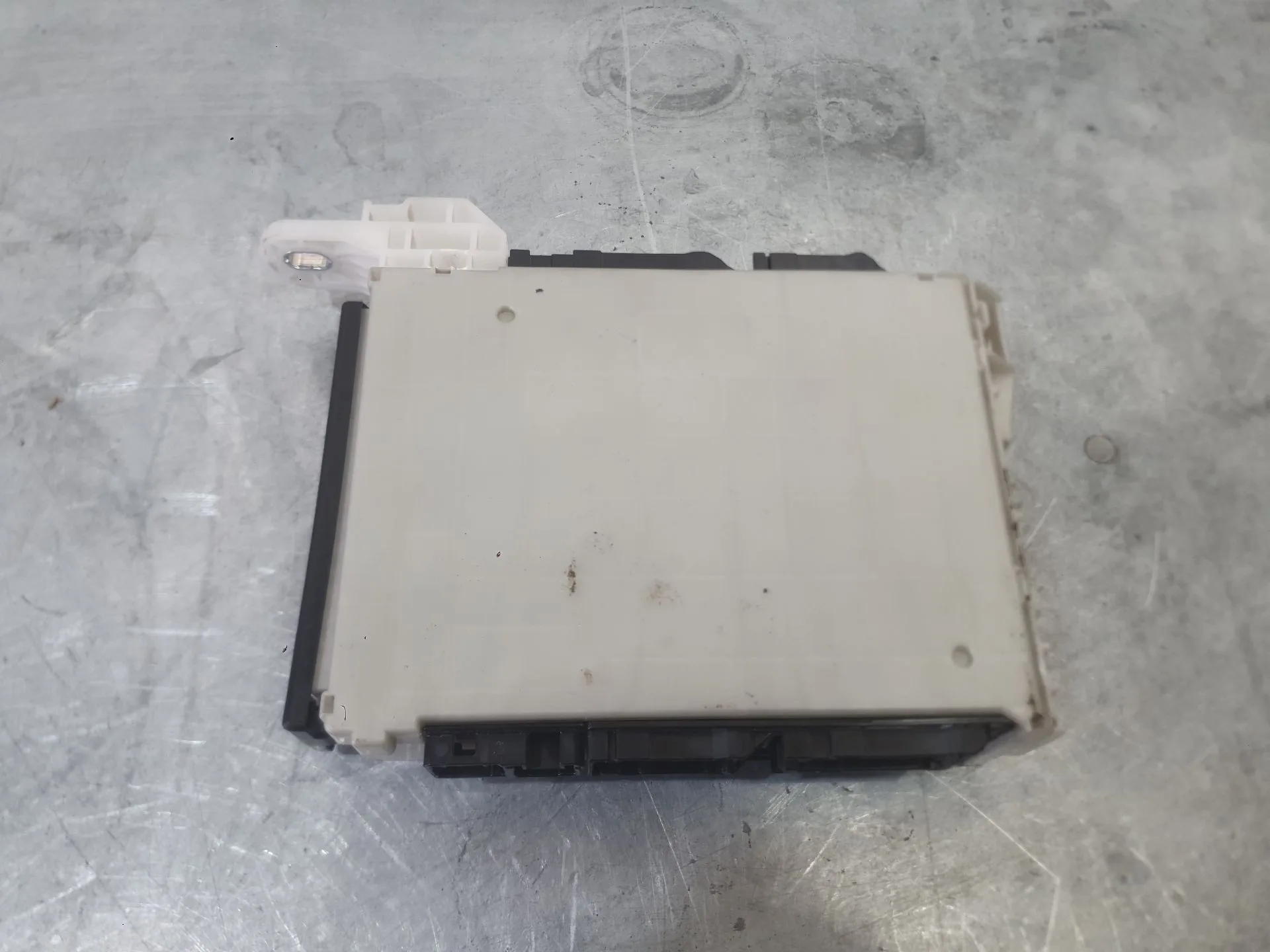 Caja Reles / Fusibles para Toyota Corolla Sedan (_E21_)